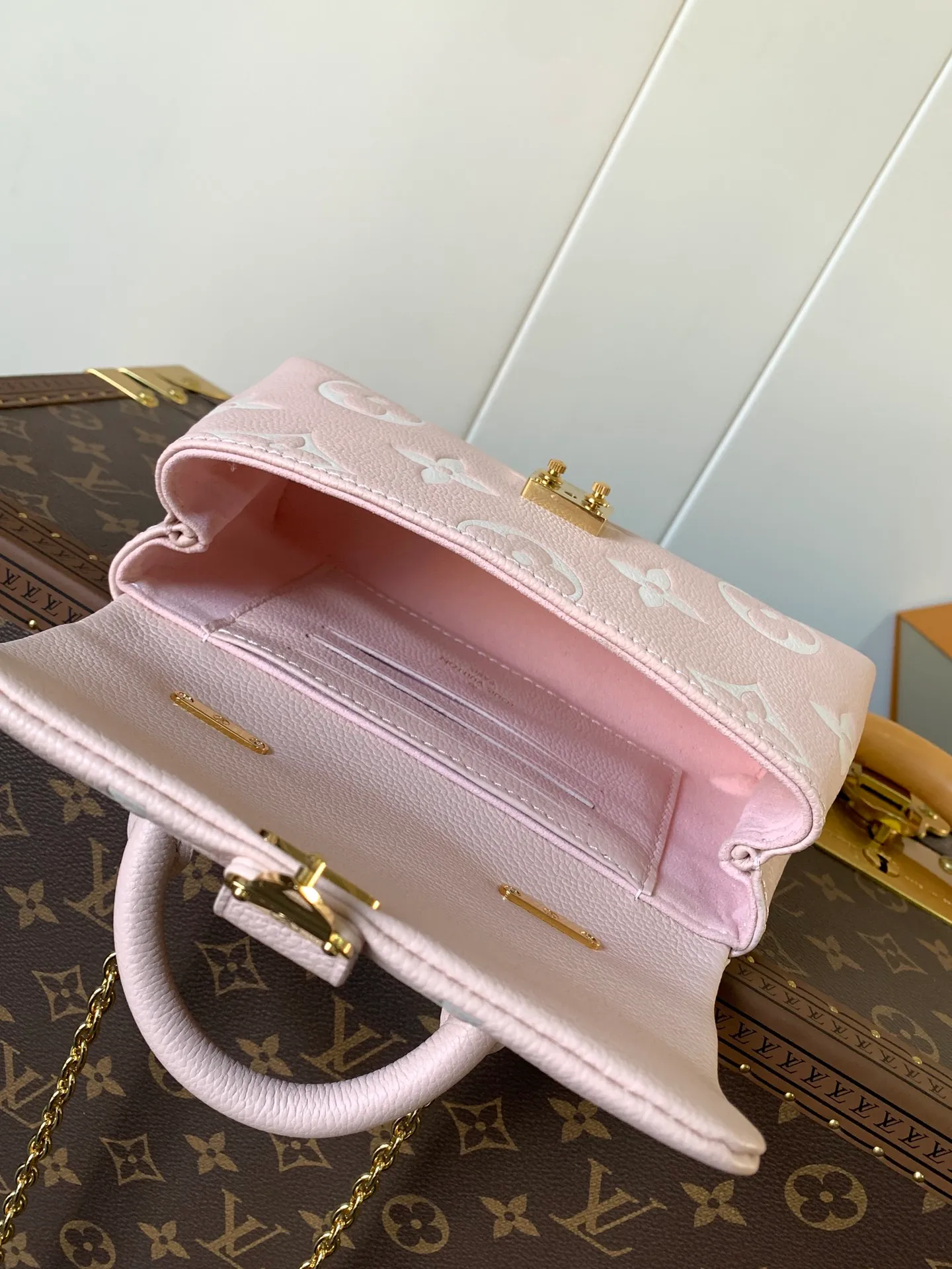 💰840 (top layer leather) top original order, transcoding chip M13796 pink M12145 white M12144 black M12211 blue This Nano Madeleine is made of Monogram Empreinte leather and returns to the new season with elegant two-tone colors. The neat inner layer includes patch pockets and card slots, adding functional design to the compact design. Yingze S-Lock buckle and detachable chain strap mark the brand identity.  12.5 x 6 x 21 cm (H x W x L) Embossed grained cowhide Leather trim Textile lining Metal hardware Patch pocket with card compartment Main accordion compartment S-Lock closure Holds a 6.7" smartphone, Lou wallet, keys and headphones Chain: Z06 Chain half length: 55.0 cm Handle: Single handle