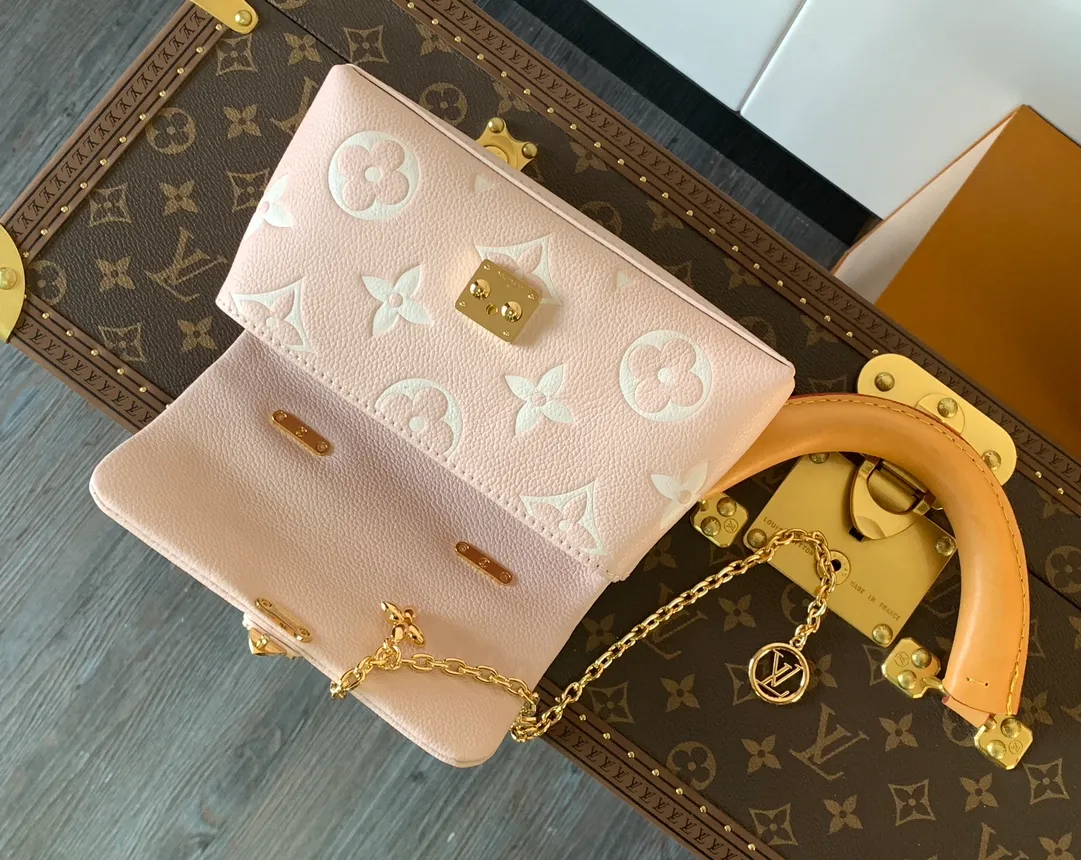 💰840 (top layer leather) top original order, transcoding chip M13796 pink M12145 white M12144 black M12211 blue This Nano Madeleine is made of Monogram Empreinte leather and returns to the new season with elegant two-tone colors. The neat inner layer includes patch pockets and card slots, adding functional design to the compact design. Yingze S-Lock buckle and detachable chain strap mark the brand identity.  12.5 x 6 x 21 cm (H x W x L) Embossed grained cowhide Leather trim Textile lining Metal hardware Patch pocket with card compartment Main accordion compartment S-Lock closure Holds a 6.7" smartphone, Lou wallet, keys and headphones Chain: Z06 Chain half length: 55.0 cm Handle: Single handle