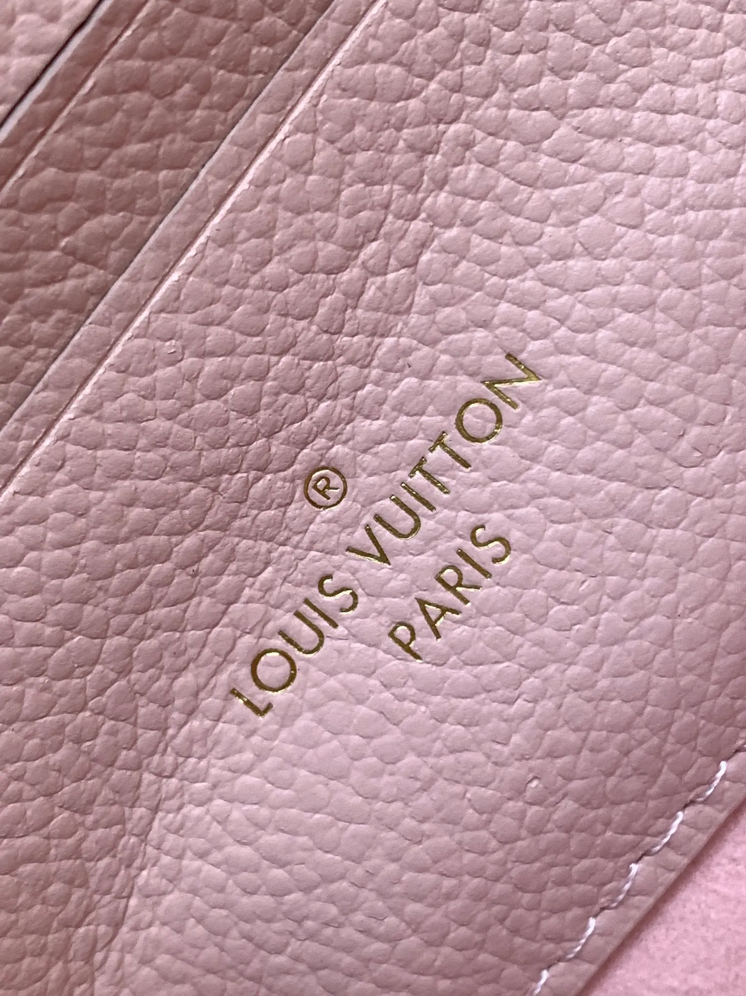 💰840 (top layer leather) top original order, transcoding chip M13796 pink M12145 white M12144 black M12211 blue This Nano Madeleine is made of Monogram Empreinte leather and returns to the new season with elegant two-tone colors. The neat inner layer includes patch pockets and card slots, adding functional design to the compact design. Yingze S-Lock buckle and detachable chain strap mark the brand identity.  12.5 x 6 x 21 cm (H x W x L) Embossed grained cowhide Leather trim Textile lining Metal hardware Patch pocket with card compartment Main accordion compartment S-Lock closure Holds a 6.7" smartphone, Lou wallet, keys and headphones Chain: Z06 Chain half length: 55.0 cm Handle: Single handle