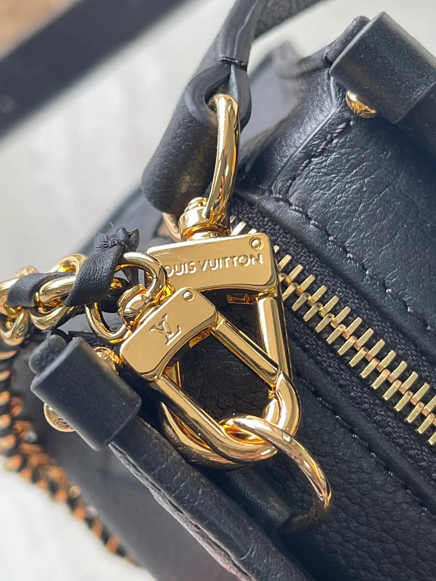 💰1060 (top-grain leather) top original M23640 black This OnTheGo East West handbag introduces the OnTheGo small tote bag design. It uses Monogram Empreinte leather to reinterpret East West's ample configuration. Giant Monogram is embossed on the leather body. The neat inner layer can store daily necessities. The top handle and detachable leather chain shoulder strap allow for multiple carrying methods. Size: 25x13x10cm