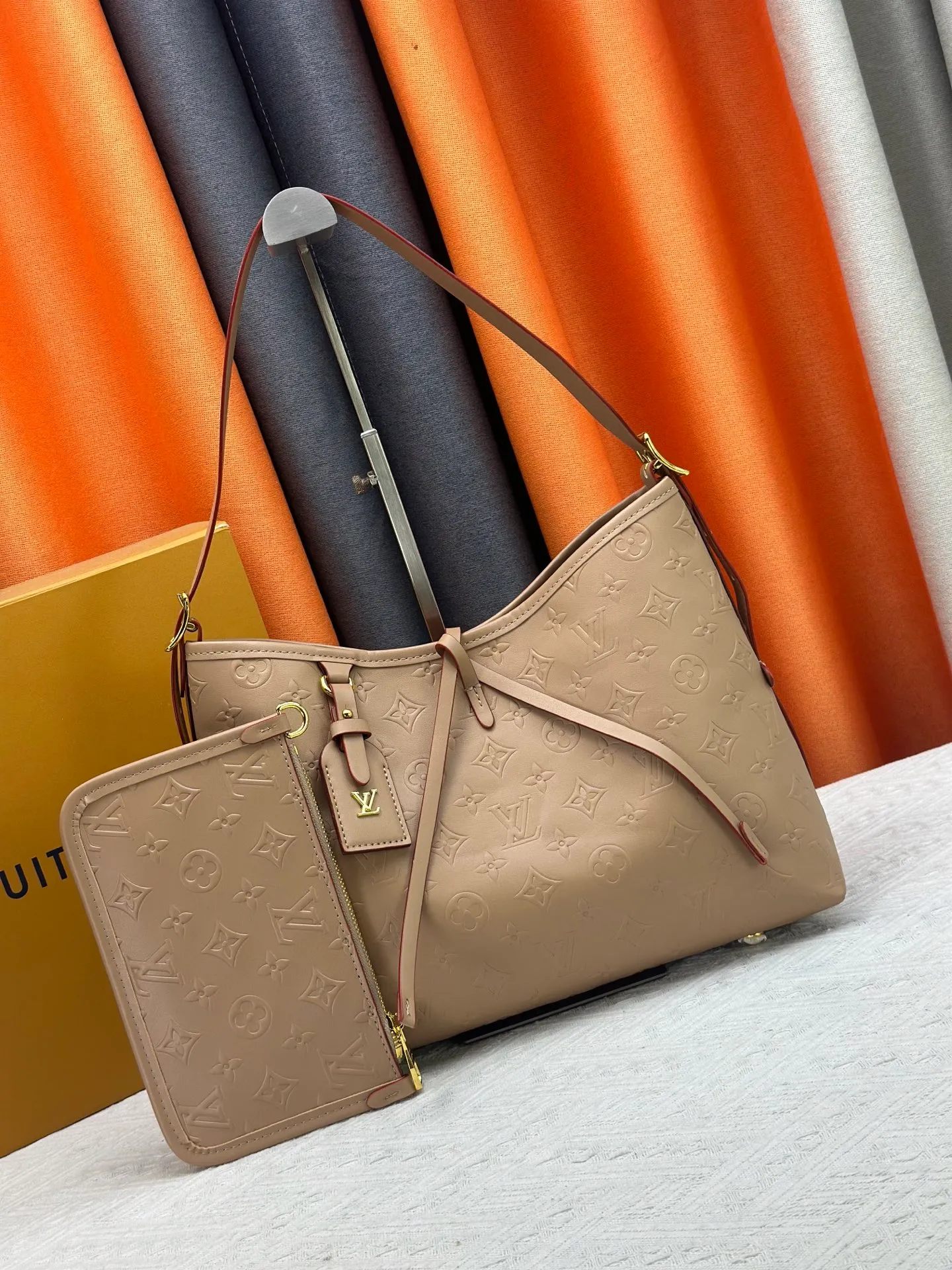 P260 Upgraded original [CarryAll small handbag] M46289 M46288 M46293 M46203 small handbag is made of Monogram canvas and leather trim, making it a personal companion for urban life. The generous construction has a neat interior and a large interior pocket adds a functional element. Monogram canvas zippered clutch secured with leather strap. Dimensions: Small 29x24x12 cm