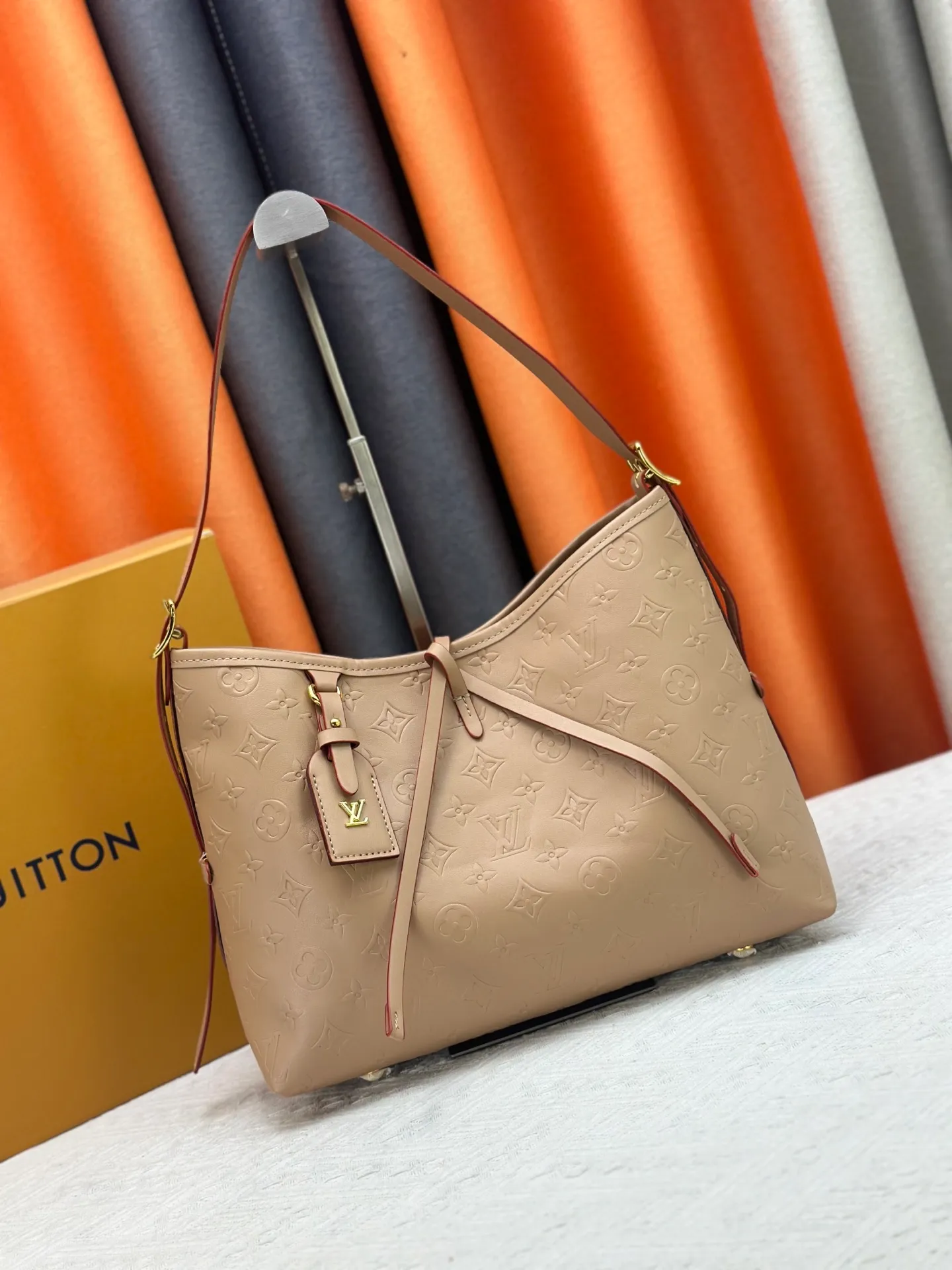 P260 Upgraded original [CarryAll small handbag] M46289 M46288 M46293 M46203 small handbag is made of Monogram canvas and leather trim, making it a personal companion for urban life. The generous construction has a neat interior and a large interior pocket adds a functional element. Monogram canvas zippered clutch secured with leather strap. Dimensions: Small 29x24x12 cm