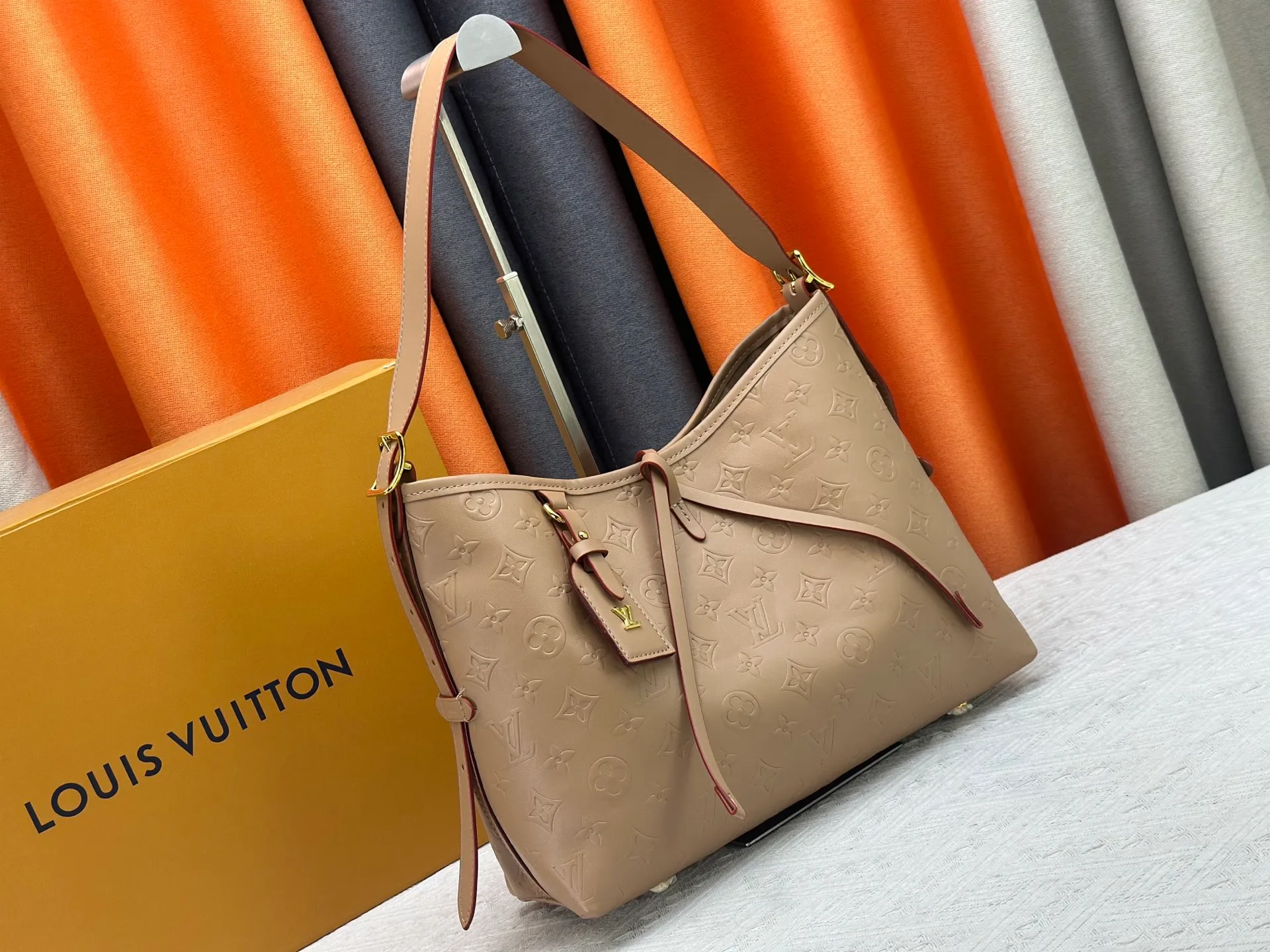 P260 Upgraded original [CarryAll small handbag] M46289 M46288 M46293 M46203 small handbag is made of Monogram canvas and leather trim, making it a personal companion for urban life. The generous construction has a neat interior and a large interior pocket adds a functional element. Monogram canvas zippered clutch secured with leather strap. Dimensions: Small 29x24x12 cm