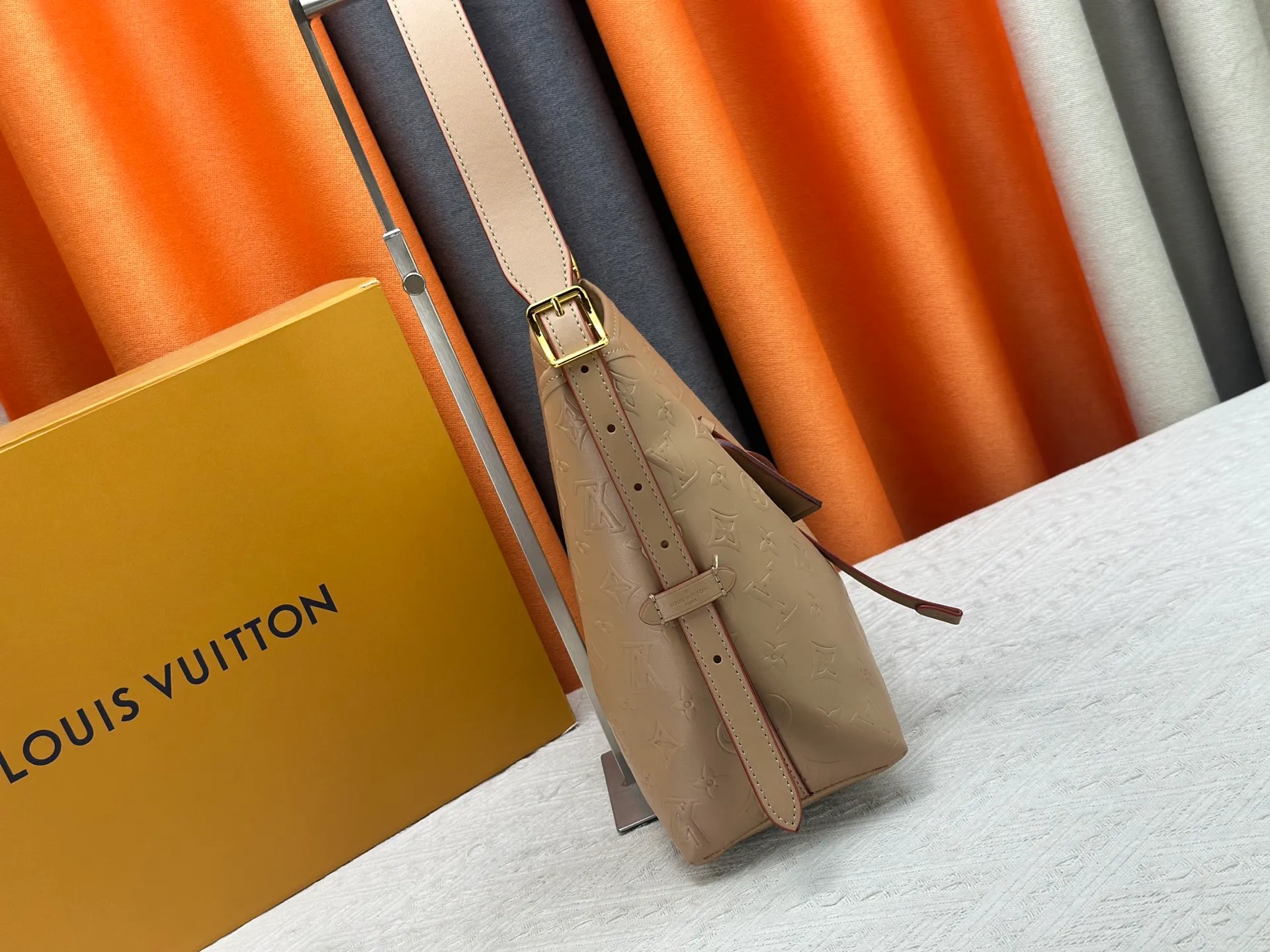 P260 Upgraded original [CarryAll small handbag] M46289 M46288 M46293 M46203 small handbag is made of Monogram canvas and leather trim, making it a personal companion for urban life. The generous construction has a neat interior and a large interior pocket adds a functional element. Monogram canvas zippered clutch secured with leather strap. Dimensions: Small 29x24x12 cm