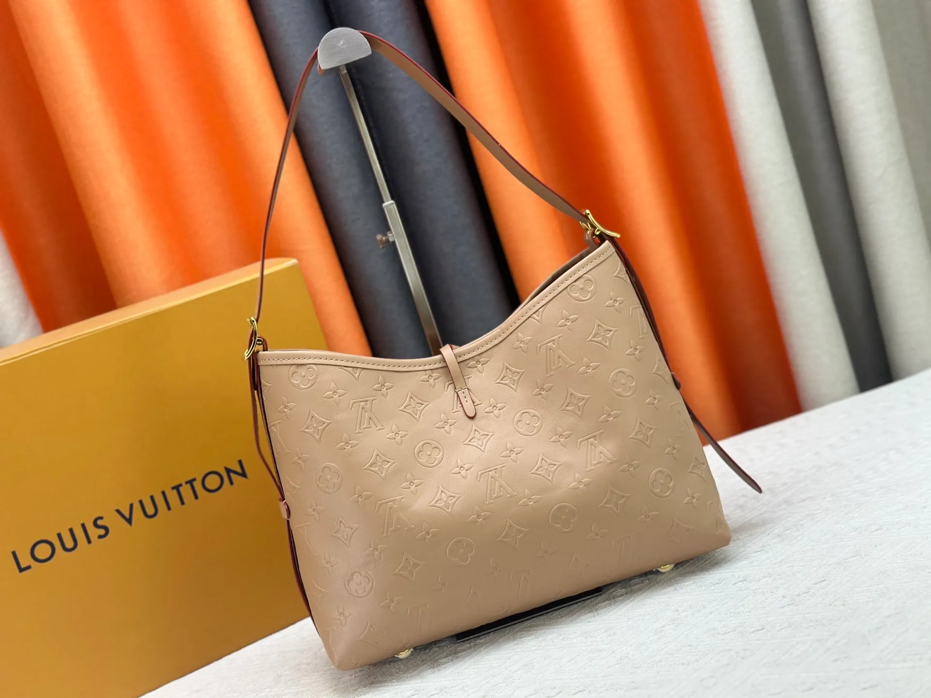 P260 Upgraded original [CarryAll small handbag] M46289 M46288 M46293 M46203 small handbag is made of Monogram canvas and leather trim, making it a personal companion for urban life. The generous construction has a neat interior and a large interior pocket adds a functional element. Monogram canvas zippered clutch secured with leather strap. Dimensions: Small 29x24x12 cm