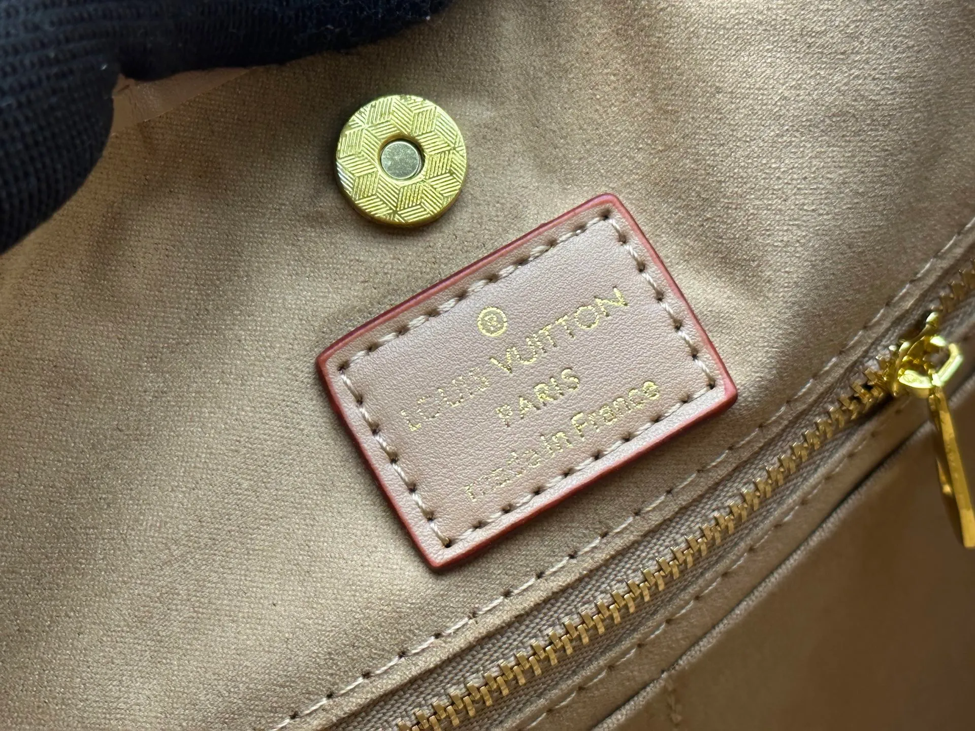 P260 Upgraded original [CarryAll small handbag] M46289 M46288 M46293 M46203 small handbag is made of Monogram canvas and leather trim, making it a personal companion for urban life. The generous construction has a neat interior and a large interior pocket adds a functional element. Monogram canvas zippered clutch secured with leather strap. Dimensions: Small 29x24x12 cm