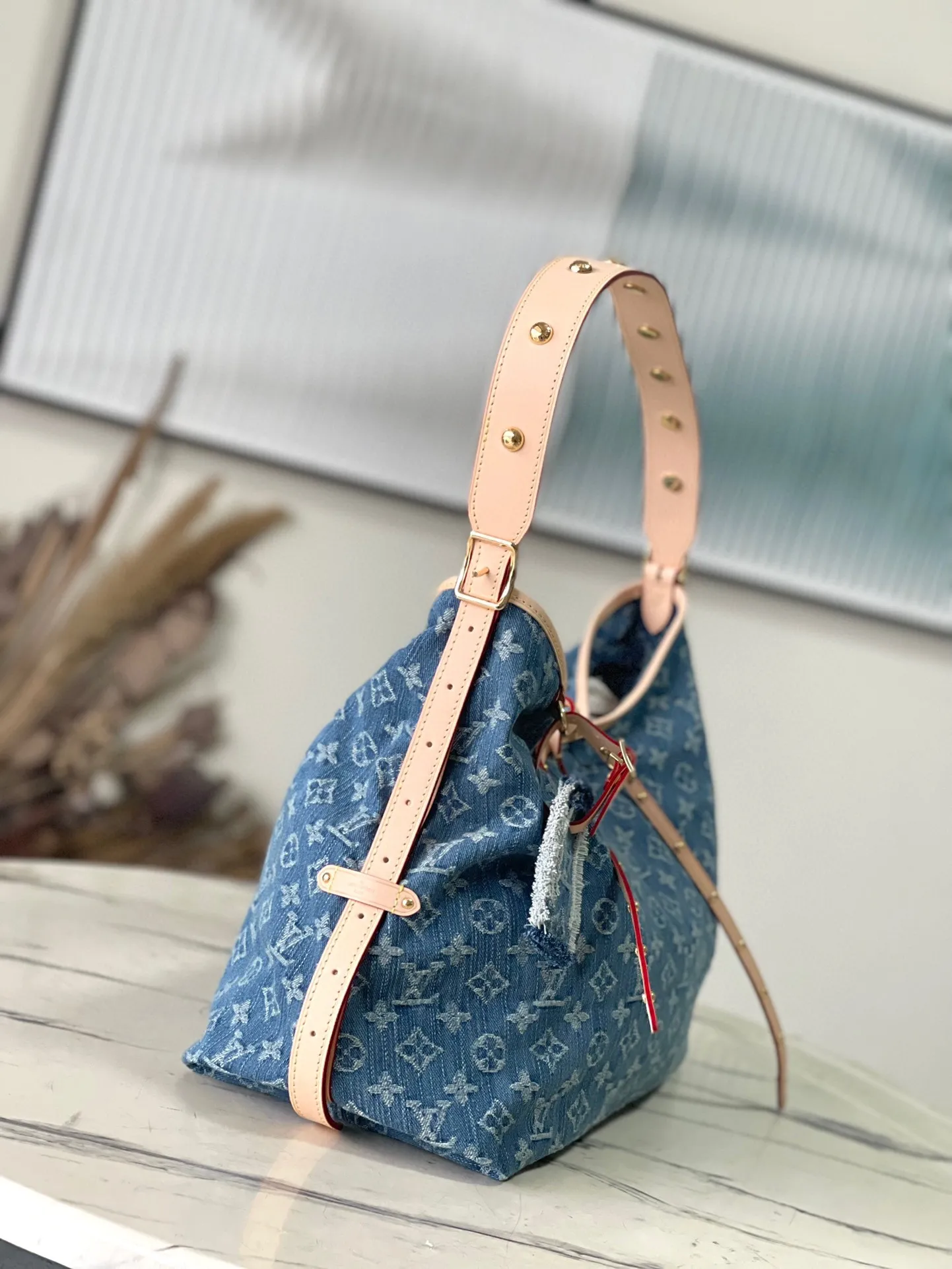 💰1240 Top Original M46855 Blue (denim) launches a new CarryAll medium handbag, with Monogram canvas and leather trimming to create a body-fitting design. There's a zipped pocket inside the ample space, and a detachable zipped clutch adds a functional element, with a buckle-adjustable handle. Dimensions: 39 x 30 x 15 cm