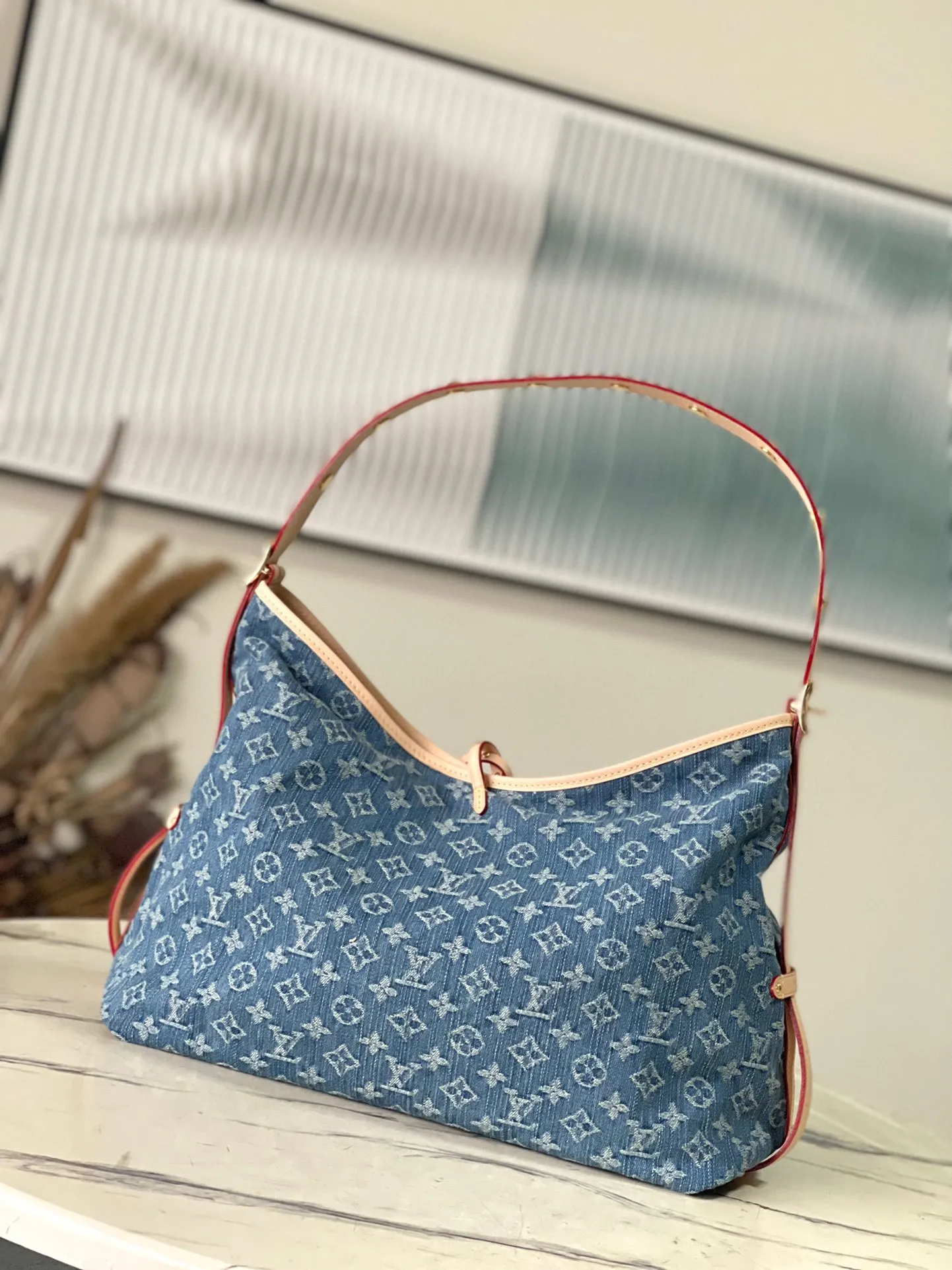 💰1240 Top Original M46855 Blue (denim) launches a new CarryAll medium handbag, with Monogram canvas and leather trimming to create a body-fitting design. There's a zipped pocket inside the ample space, and a detachable zipped clutch adds a functional element, with a buckle-adjustable handle. Dimensions: 39 x 30 x 15 cm