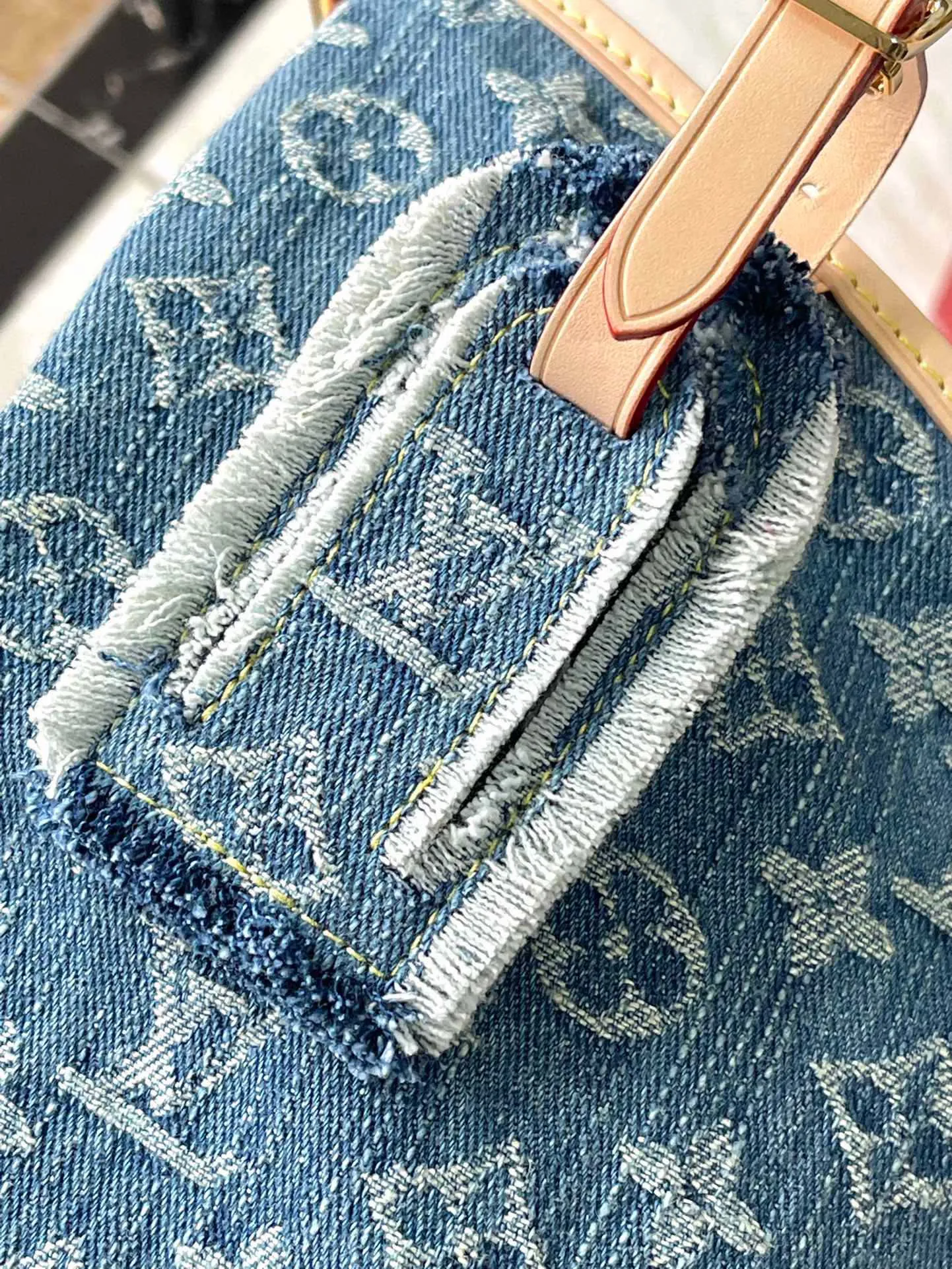 💰1240 Top Original M46855 Blue (denim) launches a new CarryAll medium handbag, with Monogram canvas and leather trimming to create a body-fitting design. There's a zipped pocket inside the ample space, and a detachable zipped clutch adds a functional element, with a buckle-adjustable handle. Dimensions: 39 x 30 x 15 cm