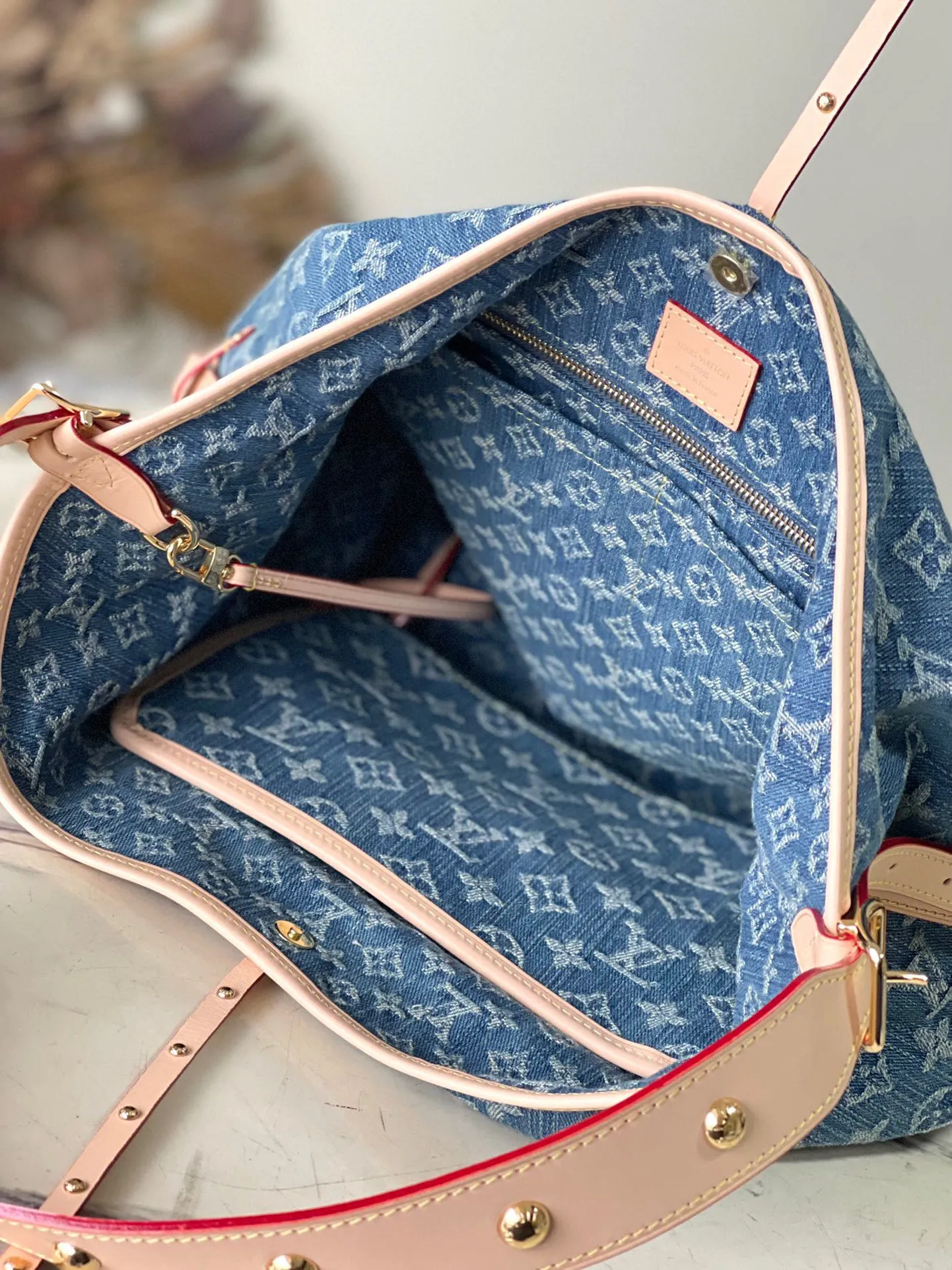 💰1240 Top Original M46855 Blue (denim) launches a new CarryAll medium handbag, with Monogram canvas and leather trimming to create a body-fitting design. There's a zipped pocket inside the ample space, and a detachable zipped clutch adds a functional element, with a buckle-adjustable handle. Dimensions: 39 x 30 x 15 cm