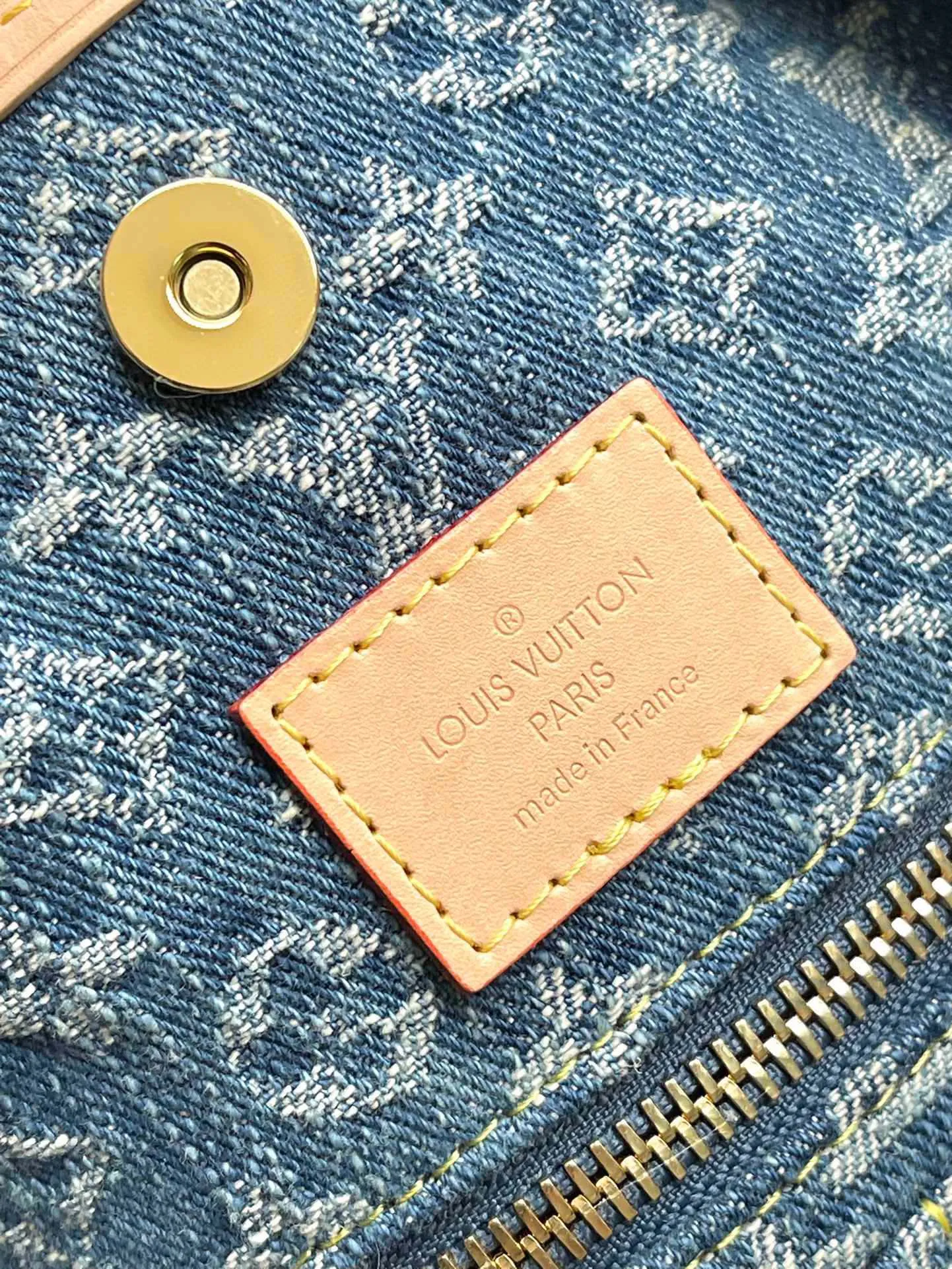 💰1240 Top Original M46855 Blue (denim) launches a new CarryAll medium handbag, with Monogram canvas and leather trimming to create a body-fitting design. There's a zipped pocket inside the ample space, and a detachable zipped clutch adds a functional element, with a buckle-adjustable handle. Dimensions: 39 x 30 x 15 cm
