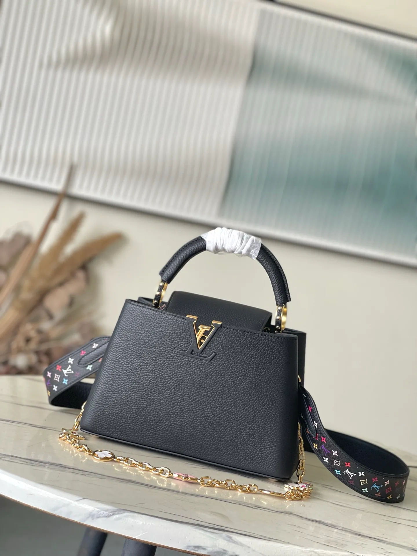💰2540 "Special Grade Original Leather" M13878 Small Size Black with Three Colors Reinterpreting this season's signature in the X Murakami series showing light charm, displaying Haus's iconic Capucine handbag Torion leather material symbolic initials detachable chain strap decorated with Monogram flowers Japanese artist Takashi Murakami's unique super flat style reflects the cheerful panda character and other golden hardware Multi-color Monogram pattern with vibrant dots added to the strap and lining Size: 27 * 18 * 9 CM
