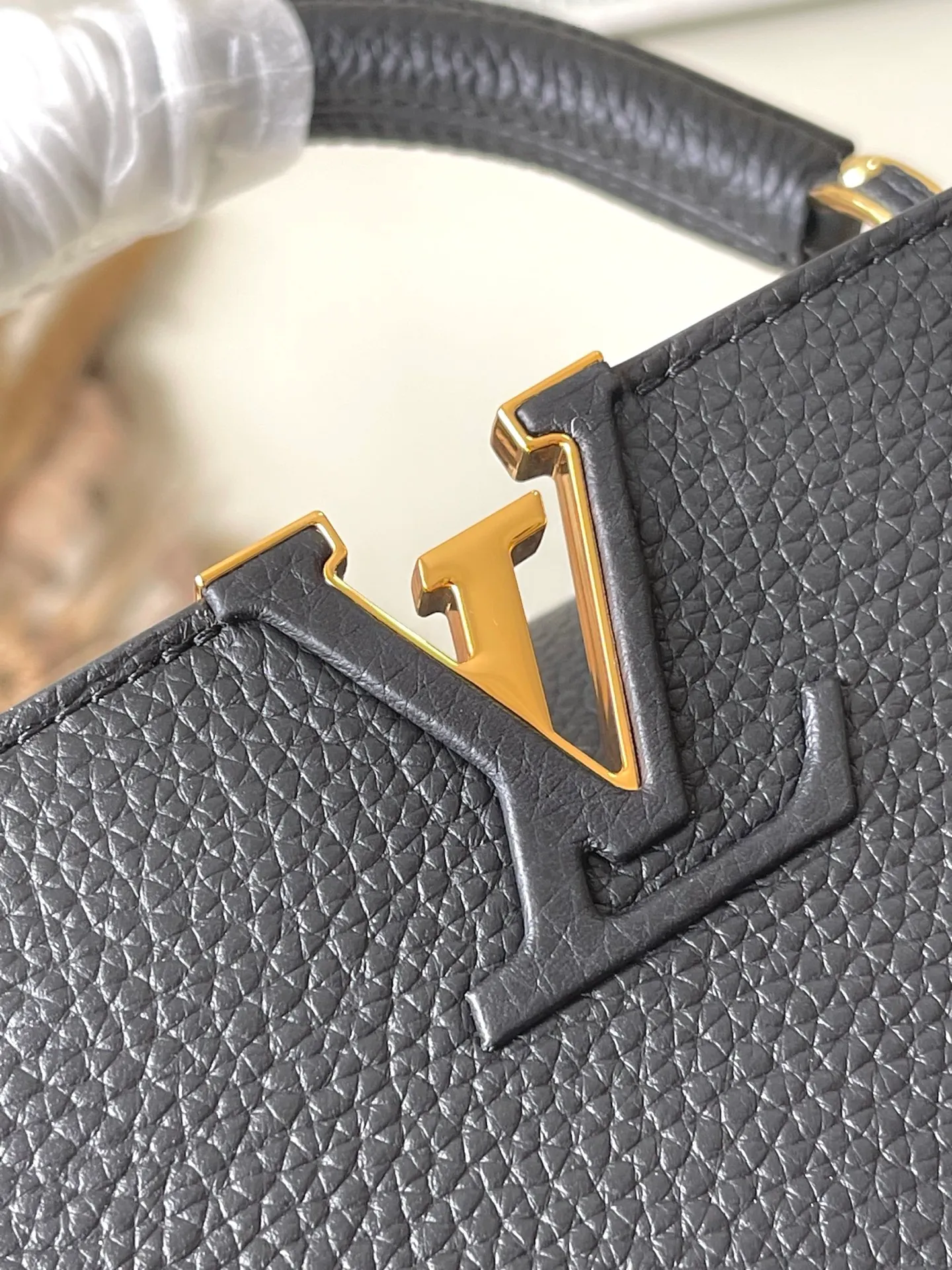 💰2540 "Special Grade Original Leather" M13878 Small Size Black with Three Colors Reinterpreting this season's signature in the X Murakami series showing light charm, displaying Haus's iconic Capucine handbag Torion leather material symbolic initials detachable chain strap decorated with Monogram flowers Japanese artist Takashi Murakami's unique super flat style reflects the cheerful panda character and other golden hardware Multi-color Monogram pattern with vibrant dots added to the strap and lining Size: 27 * 18 * 9 CM
