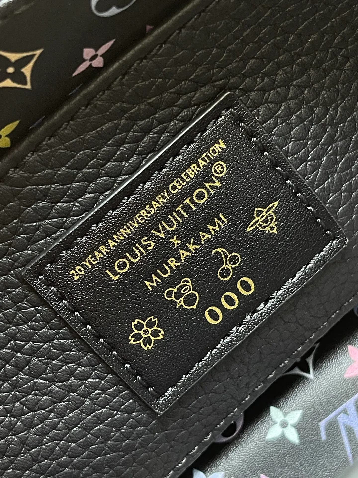 💰2540 "Special Grade Original Leather" M13878 Small Size Black with Three Colors Reinterpreting this season's signature in the X Murakami series showing light charm, displaying Haus's iconic Capucine handbag Torion leather material symbolic initials detachable chain strap decorated with Monogram flowers Japanese artist Takashi Murakami's unique super flat style reflects the cheerful panda character and other golden hardware Multi-color Monogram pattern with vibrant dots added to the strap and lining Size: 27 * 18 * 9 CM