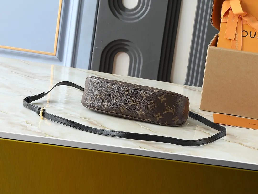 💰240💰Upgraded from the original M25223, this small Catchy handbag is made of canvas and trimmed with cow leather, and uses the classic Monogram pattern to pay tribute to the brand's tradition, making it another smart choice. The neat structure makes it easy to carry your daily needs. The double-sided sliding straps make it easy to adjust the contours of the bag. The detachable metal chain complements the key-shaped decoration. Dimensions: 24.0 x 10.0 x 6.0 cm (length x height x width)