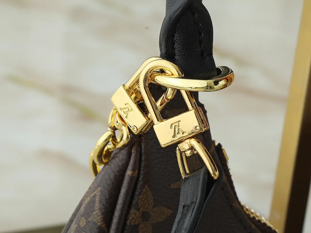 💰240💰Upgraded from the original M25223, this small Catchy handbag is made of canvas and trimmed with cow leather, and uses the classic Monogram pattern to pay tribute to the brand's tradition, making it another smart choice. The neat structure makes it easy to carry your daily needs. The double-sided sliding straps make it easy to adjust the contours of the bag. The detachable metal chain complements the key-shaped decoration. Dimensions: 24.0 x 10.0 x 6.0 cm (length x height x width)