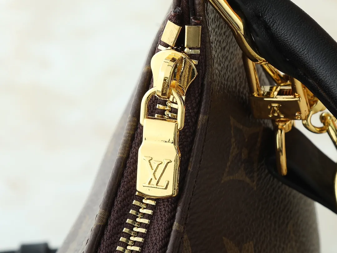 💰240💰Upgraded from the original M25223, this small Catchy handbag is made of canvas and trimmed with cow leather, and uses the classic Monogram pattern to pay tribute to the brand's tradition, making it another smart choice. The neat structure makes it easy to carry your daily needs. The double-sided sliding straps make it easy to adjust the contours of the bag. The detachable metal chain complements the key-shaped decoration. Dimensions: 24.0 x 10.0 x 6.0 cm (length x height x width)