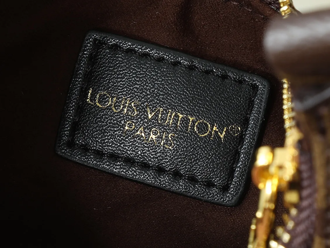 💰240💰Upgraded from the original M25223, this small Catchy handbag is made of canvas and trimmed with cow leather, and uses the classic Monogram pattern to pay tribute to the brand's tradition, making it another smart choice. The neat structure makes it easy to carry your daily needs. The double-sided sliding straps make it easy to adjust the contours of the bag. The detachable metal chain complements the key-shaped decoration. Dimensions: 24.0 x 10.0 x 6.0 cm (length x height x width)