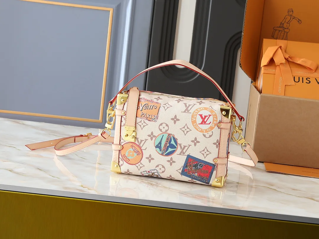 💰300💰Upgraded from the original M14606 M46358. This Side Trunk medium handbag is from the Flight Mode series, giving the Monogram Dune canvas a retro look. The lightweight structure is embellished with a collage-effect label, the dazzling aircraft charm and the classic key bag are rich in details, and the cowhide leather trim pays tribute to the brand's trunk-making heritage. Dimensions: 23.5 x 16.0 x 8.5 cm (length x height x width)