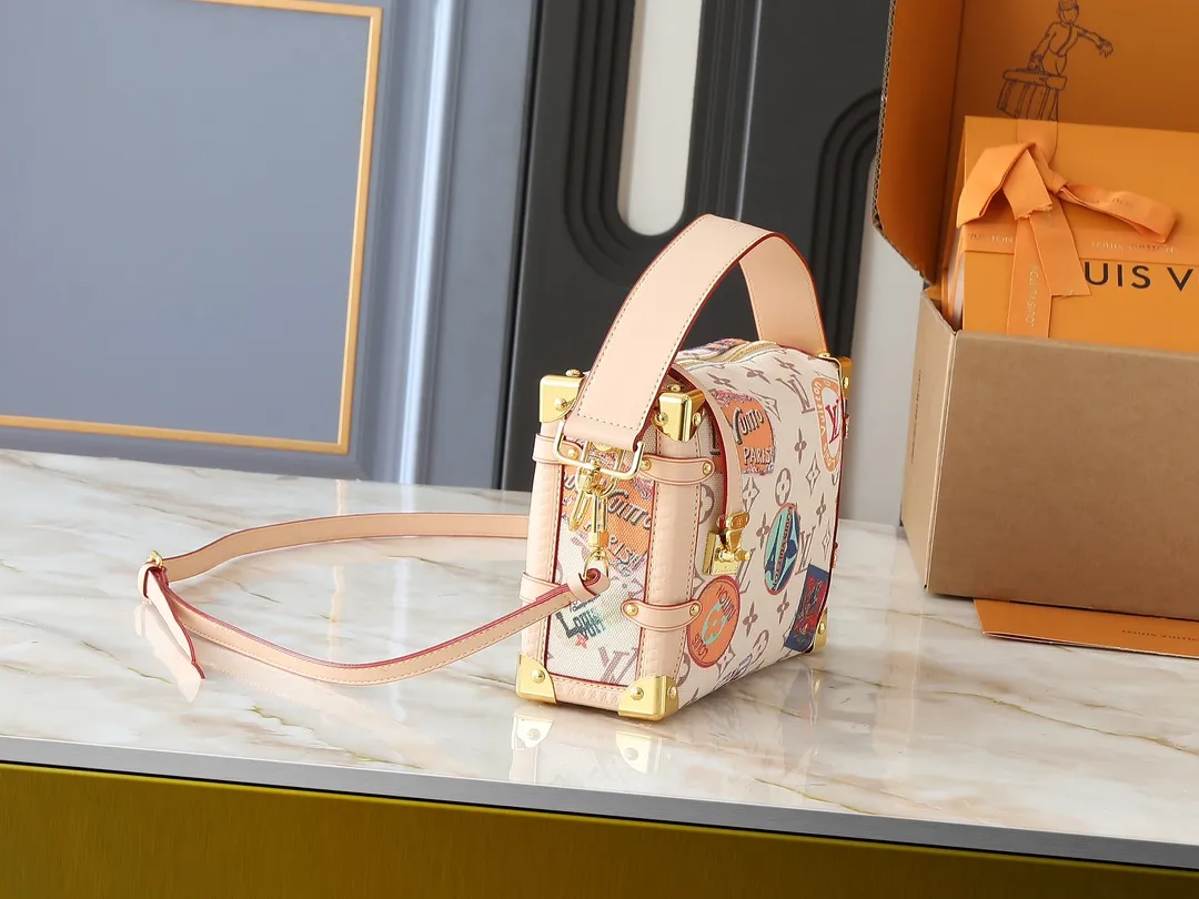 💰300💰Upgraded from the original M14606 M46358. This Side Trunk medium handbag is from the Flight Mode series, giving the Monogram Dune canvas a retro look. The lightweight structure is embellished with a collage-effect label, the dazzling aircraft charm and the classic key bag are rich in details, and the cowhide leather trim pays tribute to the brand's trunk-making heritage. Dimensions: 23.5 x 16.0 x 8.5 cm (length x height x width)