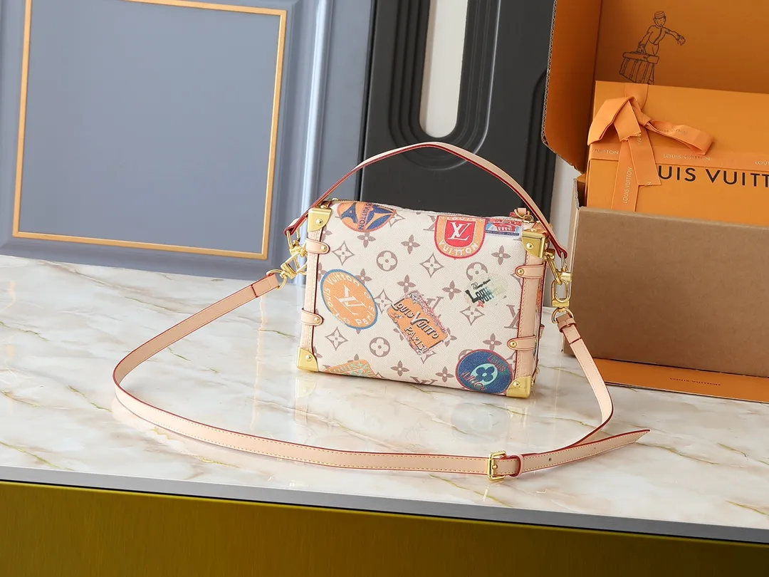 💰300💰Upgraded from the original M14606 M46358. This Side Trunk medium handbag is from the Flight Mode series, giving the Monogram Dune canvas a retro look. The lightweight structure is embellished with a collage-effect label, the dazzling aircraft charm and the classic key bag are rich in details, and the cowhide leather trim pays tribute to the brand's trunk-making heritage. Dimensions: 23.5 x 16.0 x 8.5 cm (length x height x width)