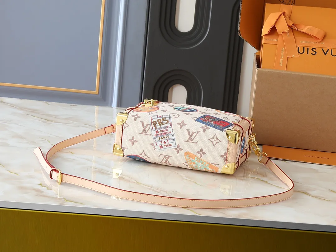 💰300💰Upgraded from the original M14606 M46358. This Side Trunk medium handbag is from the Flight Mode series, giving the Monogram Dune canvas a retro look. The lightweight structure is embellished with a collage-effect label, the dazzling aircraft charm and the classic key bag are rich in details, and the cowhide leather trim pays tribute to the brand's trunk-making heritage. Dimensions: 23.5 x 16.0 x 8.5 cm (length x height x width)