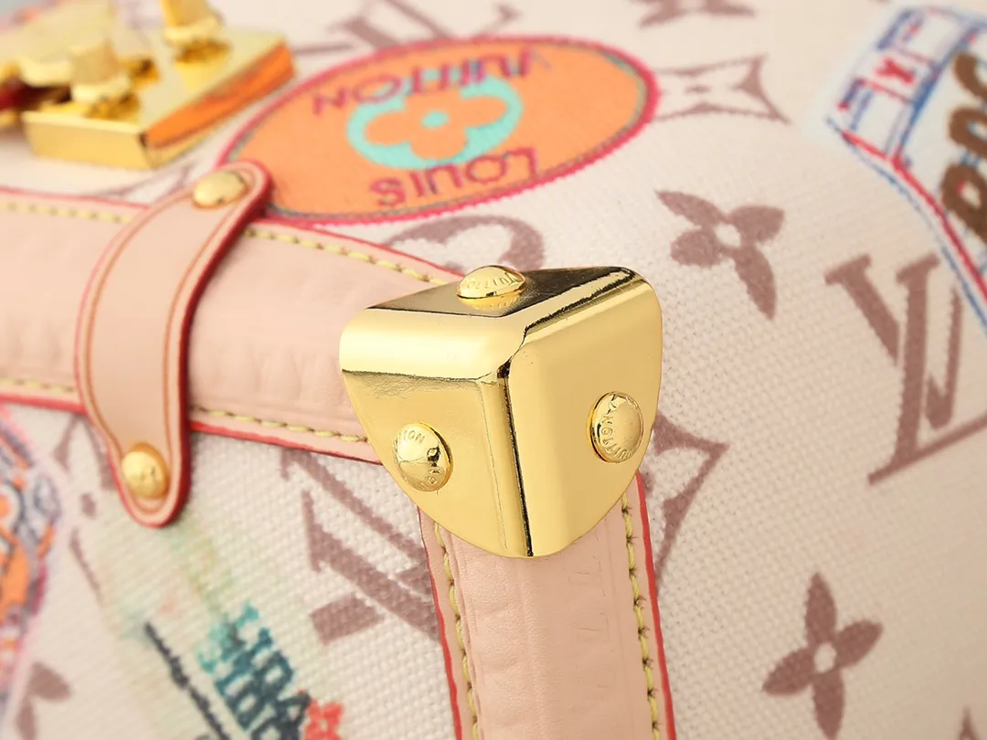 💰300💰Upgraded from the original M14606 M46358. This Side Trunk medium handbag is from the Flight Mode series, giving the Monogram Dune canvas a retro look. The lightweight structure is embellished with a collage-effect label, the dazzling aircraft charm and the classic key bag are rich in details, and the cowhide leather trim pays tribute to the brand's trunk-making heritage. Dimensions: 23.5 x 16.0 x 8.5 cm (length x height x width)
