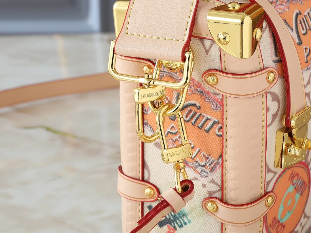 💰300💰Upgraded from the original M14606 M46358. This Side Trunk medium handbag is from the Flight Mode series, giving the Monogram Dune canvas a retro look. The lightweight structure is embellished with a collage-effect label, the dazzling aircraft charm and the classic key bag are rich in details, and the cowhide leather trim pays tribute to the brand's trunk-making heritage. Dimensions: 23.5 x 16.0 x 8.5 cm (length x height x width)