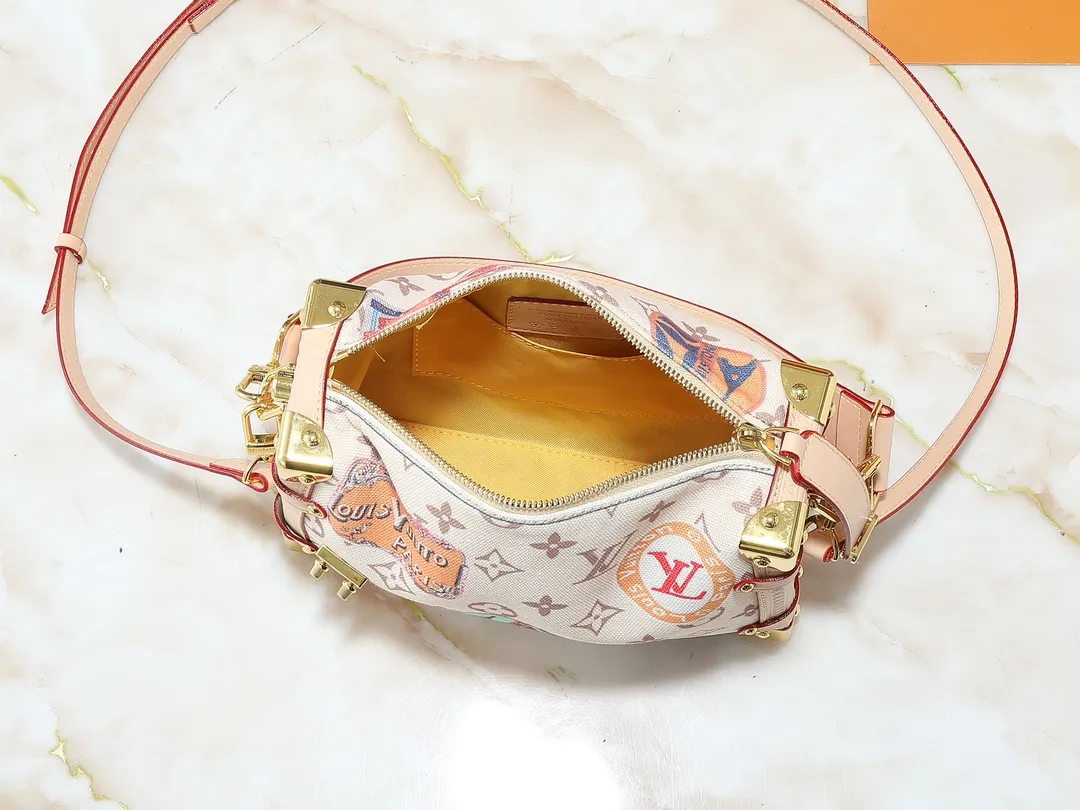 💰300💰Upgraded from the original M14606 M46358. This Side Trunk medium handbag is from the Flight Mode series, giving the Monogram Dune canvas a retro look. The lightweight structure is embellished with a collage-effect label, the dazzling aircraft charm and the classic key bag are rich in details, and the cowhide leather trim pays tribute to the brand's trunk-making heritage. Dimensions: 23.5 x 16.0 x 8.5 cm (length x height x width)