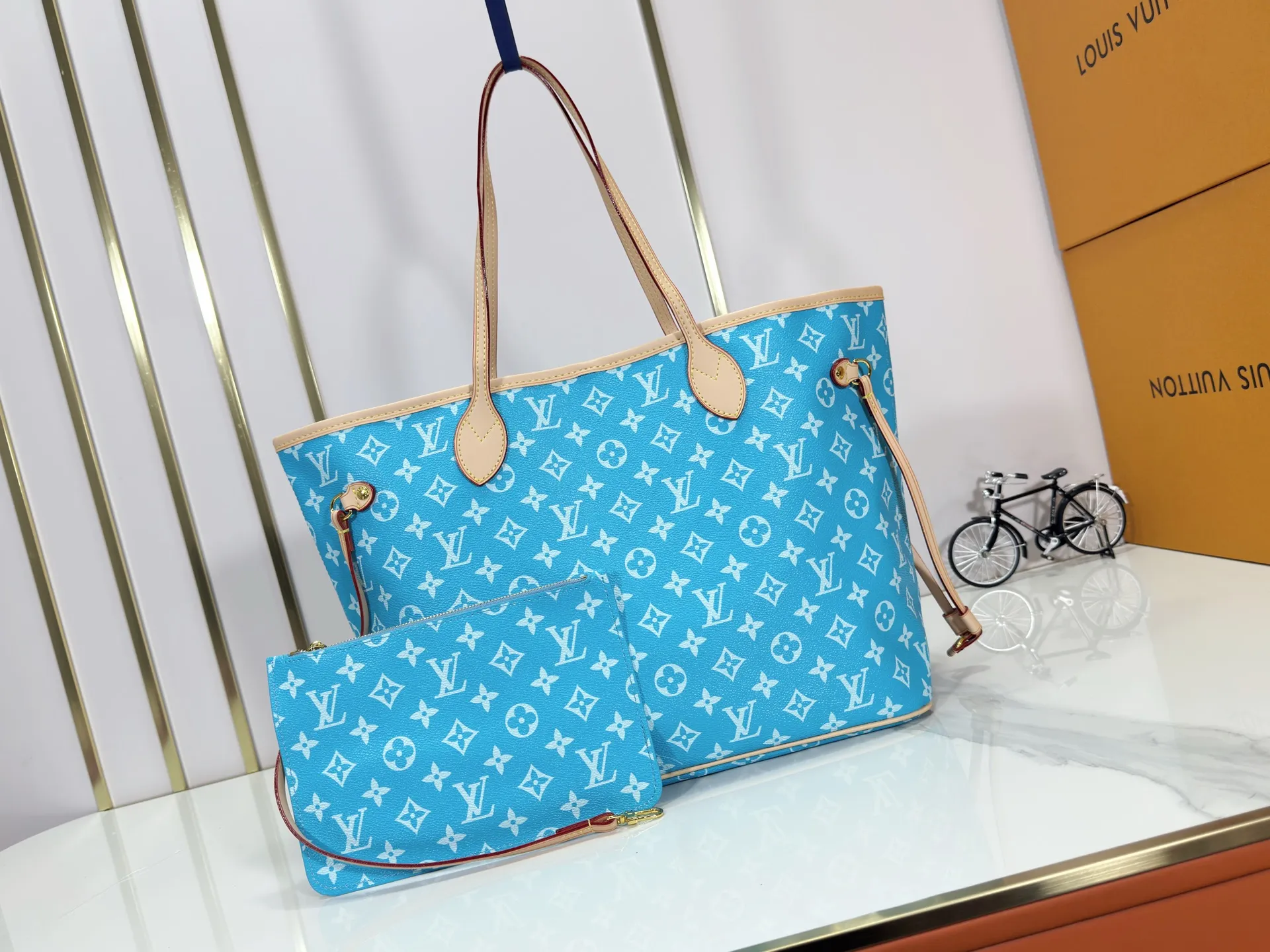 P280 Upgraded Original M40995 The legendary Neverfull bag always meets your every handbag need. It has a large capacity but is not bulky. It is stiff and soft to the touch, making it suitable for home and travel. Tighten the side ties and it instantly transforms into a stylish urban handbag. Loosen the straps and it transforms into a chic and practical handbag. The slender leather handle can be carried over the shoulder or between the arms. The model shown here is made of Damier Ebène canvas. Dimensions: 31.0 x 28.0 x 14.0 cm