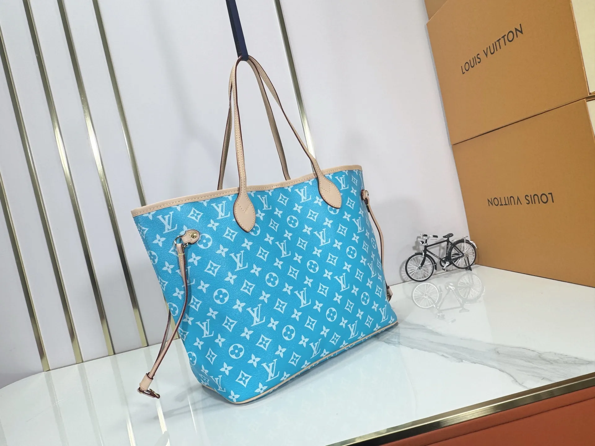 P280 Upgraded Original M40995 The legendary Neverfull bag always meets your every handbag need. It has a large capacity but is not bulky. It is stiff and soft to the touch, making it suitable for home and travel. Tighten the side ties and it instantly transforms into a stylish urban handbag. Loosen the straps and it transforms into a chic and practical handbag. The slender leather handle can be carried over the shoulder or between the arms. The model shown here is made of Damier Ebène canvas. Dimensions: 31.0 x 28.0 x 14.0 cm