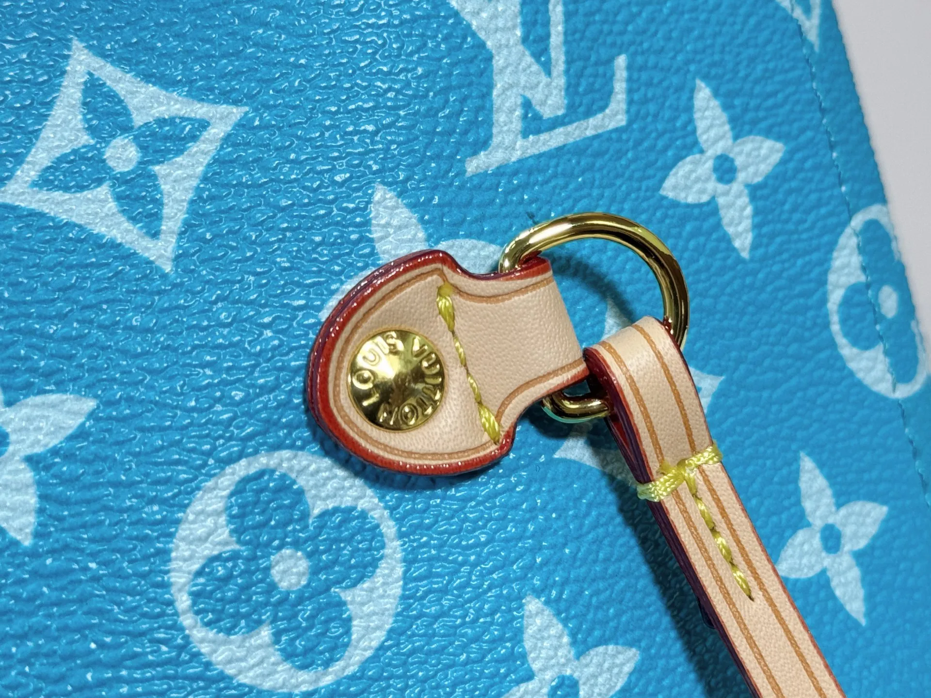 P280 Upgraded Original M40995 The legendary Neverfull bag always meets your every handbag need. It has a large capacity but is not bulky. It is stiff and soft to the touch, making it suitable for home and travel. Tighten the side ties and it instantly transforms into a stylish urban handbag. Loosen the straps and it transforms into a chic and practical handbag. The slender leather handle can be carried over the shoulder or between the arms. The model shown here is made of Damier Ebène canvas. Dimensions: 31.0 x 28.0 x 14.0 cm