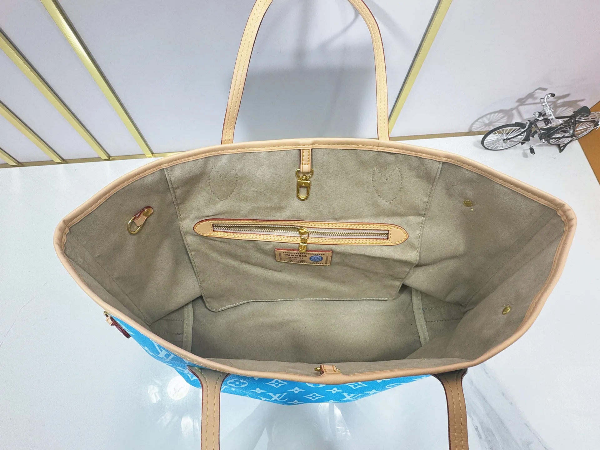 P280 Upgraded Original M40995 The legendary Neverfull bag always meets your every handbag need. It has a large capacity but is not bulky. It is stiff and soft to the touch, making it suitable for home and travel. Tighten the side ties and it instantly transforms into a stylish urban handbag. Loosen the straps and it transforms into a chic and practical handbag. The slender leather handle can be carried over the shoulder or between the arms. The model shown here is made of Damier Ebène canvas. Dimensions: 31.0 x 28.0 x 14.0 cm