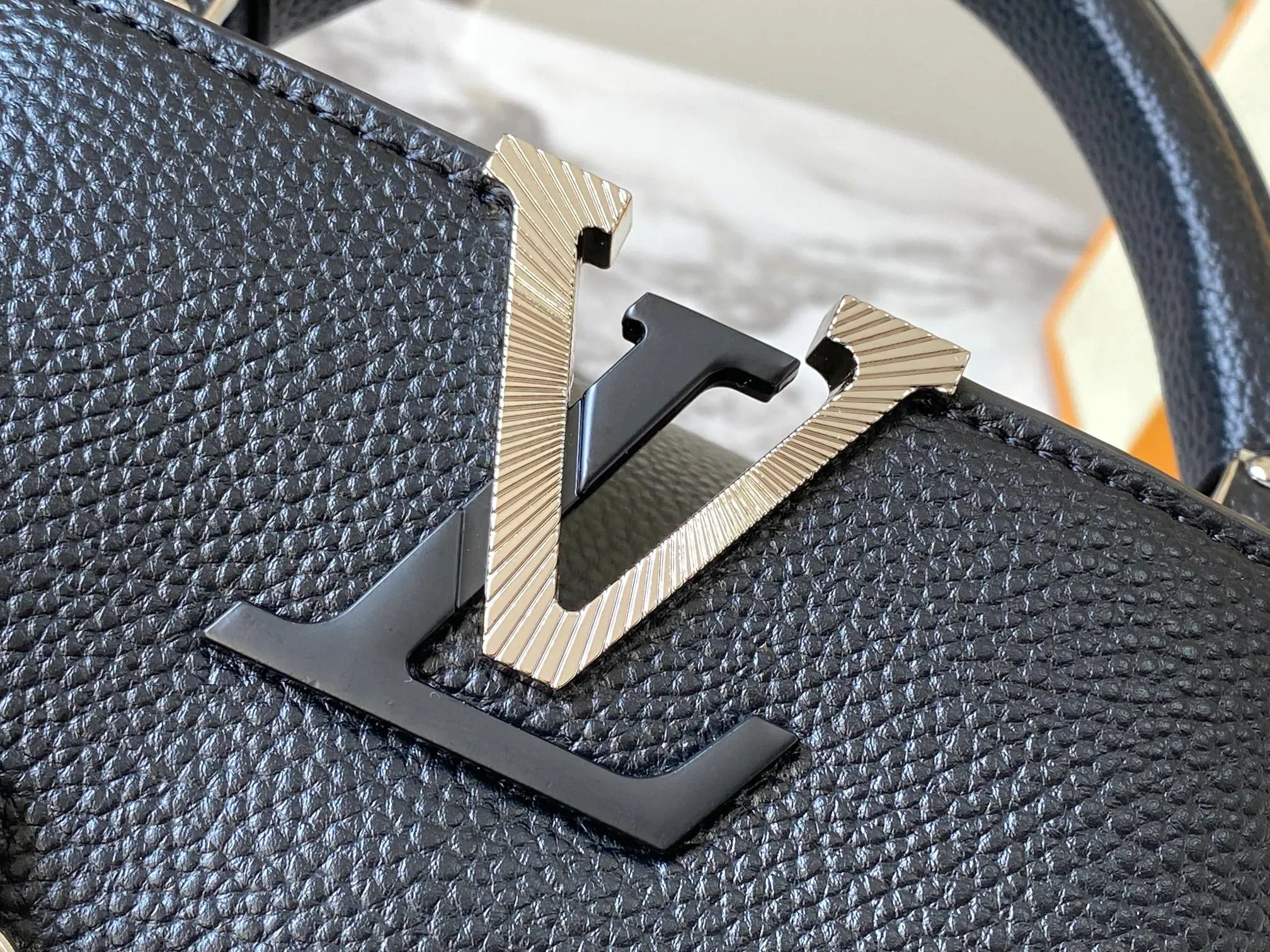 P480 [Guangzhou top quality original version] M26351 Black Silver This modern version of Capucines mini is made of timeless Taurillon leather and equipped with a jewelry-inspired Infinity chain. The bag is decorated with double galvanized metal parts, including the iconic Monogram floral pattern, and the LV Initials logo created with sunburst technology, creating a sundial-like light and shadow effect. The bag has multiple pockets and a detachable shoulder strap, allowing it to be carried on one shoulder or across the body. 14 x 8 x 21 cm (height x width x length)