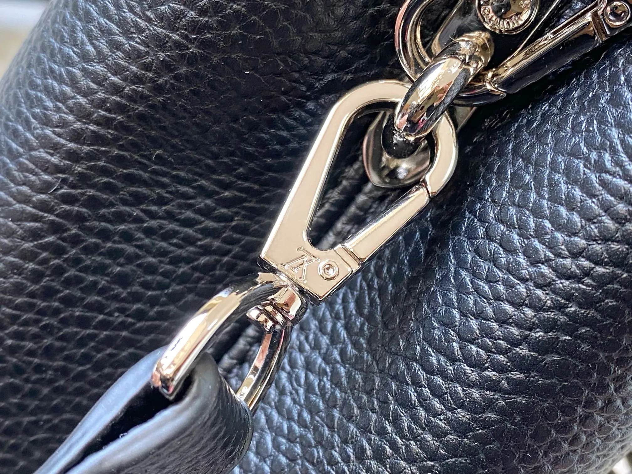 P480 [Guangzhou top quality original version] M26351 Black Silver This modern version of Capucines mini is made of timeless Taurillon leather and equipped with a jewelry-inspired Infinity chain. The bag is decorated with double galvanized metal parts, including the iconic Monogram floral pattern, and the LV Initials logo created with sunburst technology, creating a sundial-like light and shadow effect. The bag has multiple pockets and a detachable shoulder strap, allowing it to be carried on one shoulder or across the body. 14 x 8 x 21 cm (height x width x length)