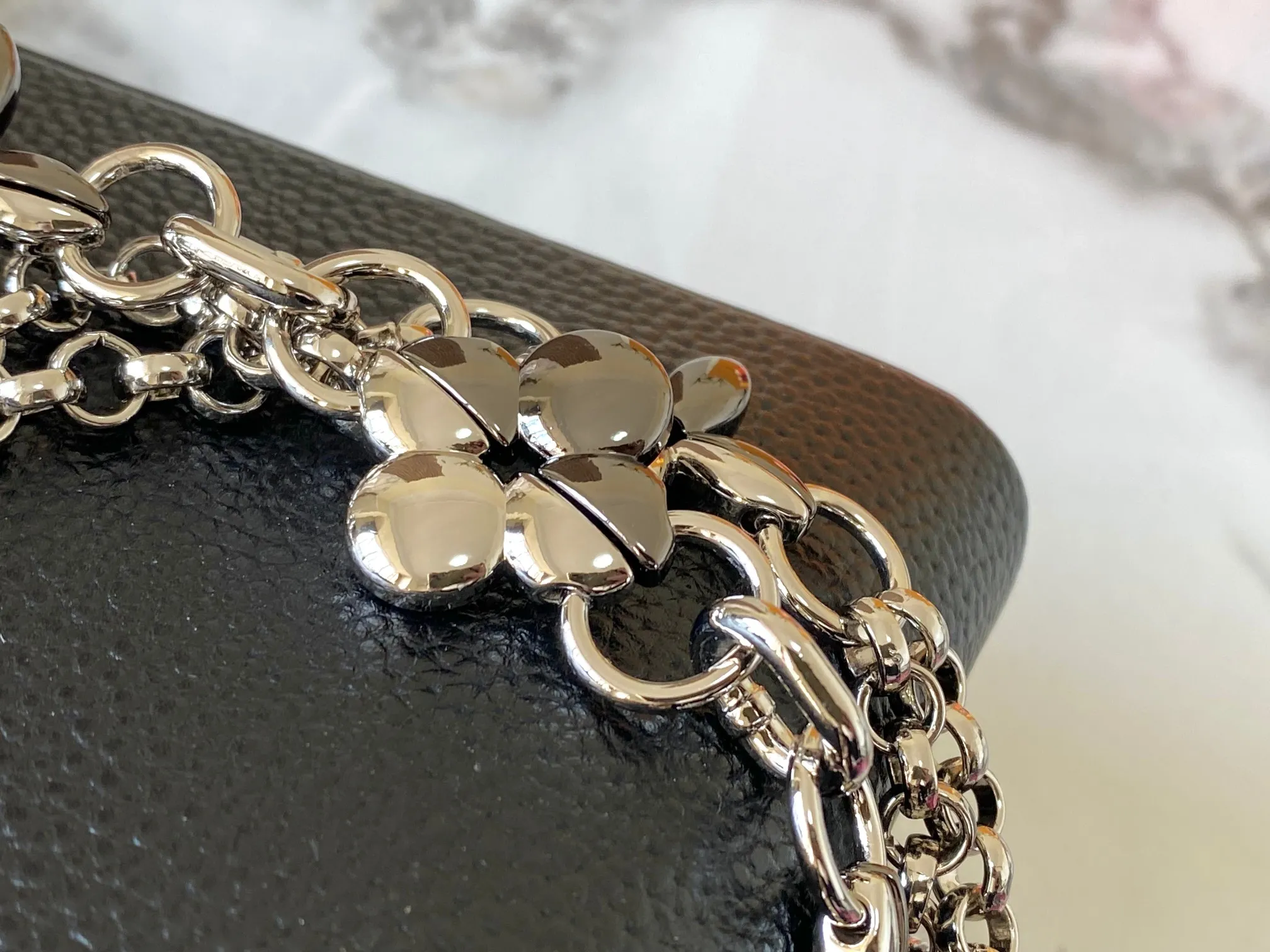 P480 [Guangzhou top quality original version] M26351 Black Silver This modern version of Capucines mini is made of timeless Taurillon leather and equipped with a jewelry-inspired Infinity chain. The bag is decorated with double galvanized metal parts, including the iconic Monogram floral pattern, and the LV Initials logo created with sunburst technology, creating a sundial-like light and shadow effect. The bag has multiple pockets and a detachable shoulder strap, allowing it to be carried on one shoulder or across the body. 14 x 8 x 21 cm (height x width x length)