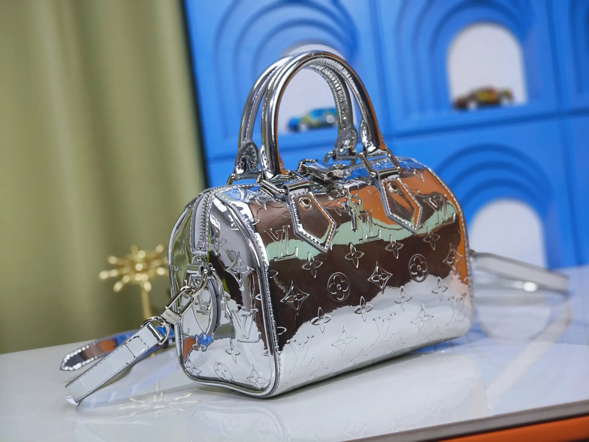 P280 M46222.M46234 M11987 Presbyopia This Speedy Bandoulière 20 handbag is made of Monogram canvas, cow leather trim and fabric lining. It continues the classic design of Louis Vuitton Speedy travel bag in a compact size. It is equipped with rolled leather handles and a detachable and adjustable fabric shoulder strap embellished with the brand's logo texture. Detailed features 20.5 x 13.5 x 12 cm (length x height x width)