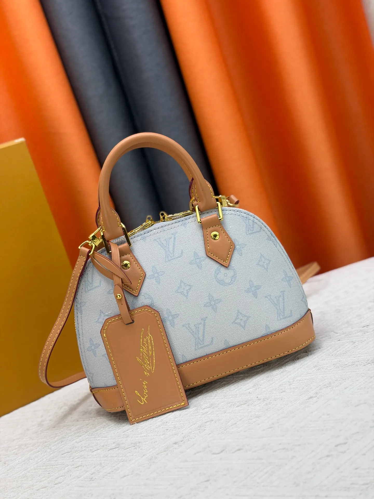 P280 [ALMA BB handbag] m27526 blue flower, M27525 rice flower, M28272 pink flower, M53152-M53151-M28272-M26084 This Alma BB handbag comes from the Travels With Grace Coddington series launched by Louis Vuitton and Grace Coddington, focusing on the fun Meowgram pattern. The canvas body is trimmed with calfskin and the fabric shoulder strap reads "Louis Vuitton" in Coddington's script. The exquisite padlocks and key cases once again prove the brand's exquisite craftsmanship.  Dimensions: 17.5 x 11.5 x 23.5 cm (height x width x length)