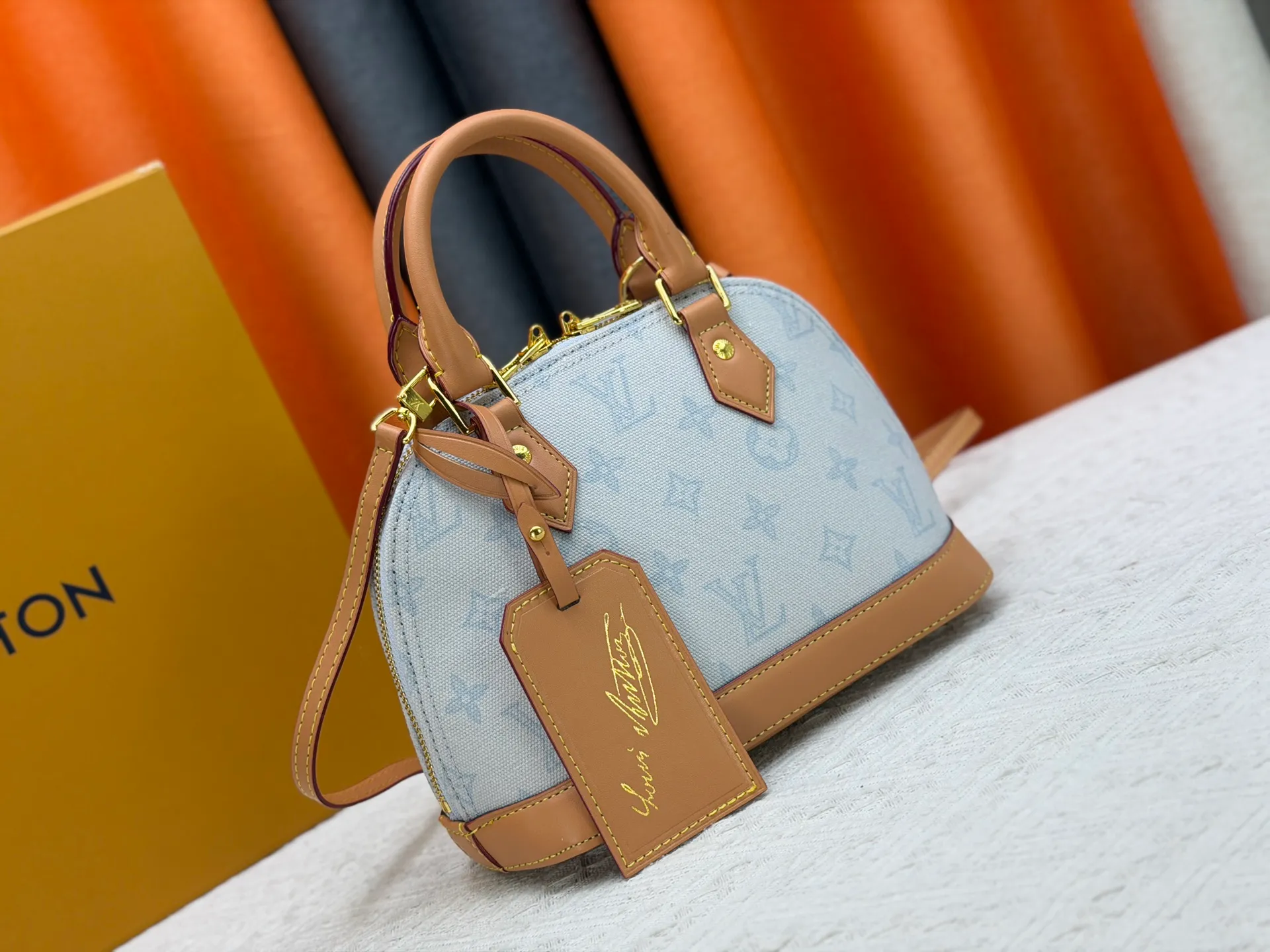 P280 [ALMA BB handbag] m27526 blue flower, M27525 rice flower, M28272 pink flower, M53152-M53151-M28272-M26084 This Alma BB handbag comes from the Travels With Grace Coddington series launched by Louis Vuitton and Grace Coddington, focusing on the fun Meowgram pattern. The canvas body is trimmed with calfskin and the fabric shoulder strap reads "Louis Vuitton" in Coddington's script. The exquisite padlocks and key cases once again prove the brand's exquisite craftsmanship.  Dimensions: 17.5 x 11.5 x 23.5 cm (height x width x length)