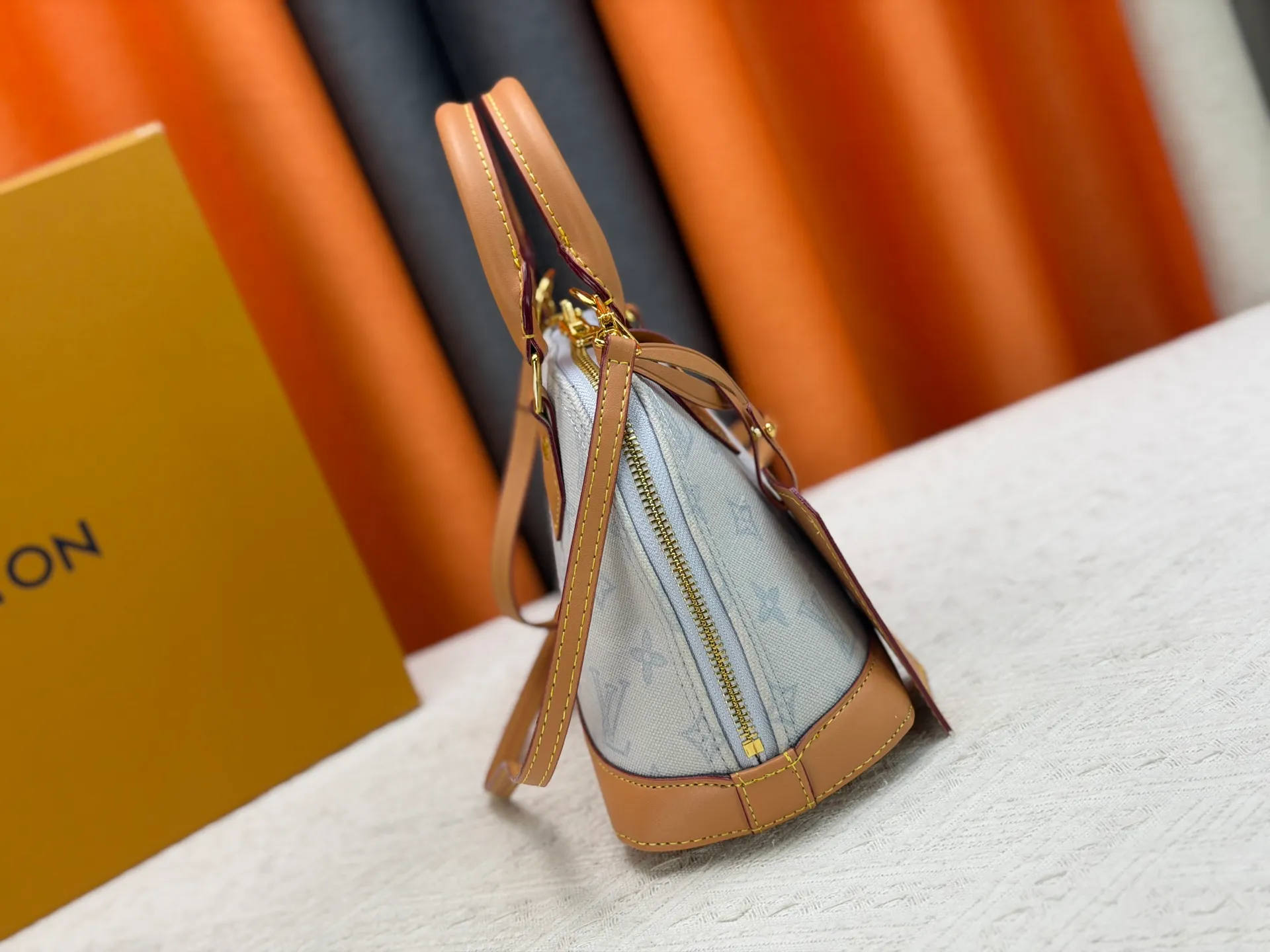 P280 [ALMA BB handbag] m27526 blue flower, M27525 rice flower, M28272 pink flower, M53152-M53151-M28272-M26084 This Alma BB handbag comes from the Travels With Grace Coddington series launched by Louis Vuitton and Grace Coddington, focusing on the fun Meowgram pattern. The canvas body is trimmed with calfskin and the fabric shoulder strap reads "Louis Vuitton" in Coddington's script. The exquisite padlocks and key cases once again prove the brand's exquisite craftsmanship.  Dimensions: 17.5 x 11.5 x 23.5 cm (height x width x length)