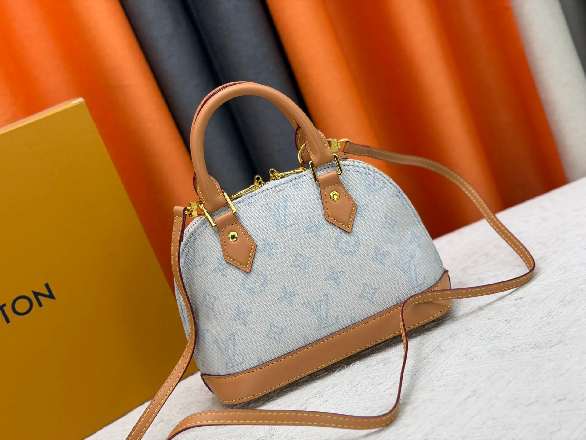 P280 [ALMA BB handbag] m27526 blue flower, M27525 rice flower, M28272 pink flower, M53152-M53151-M28272-M26084 This Alma BB handbag comes from the Travels With Grace Coddington series launched by Louis Vuitton and Grace Coddington, focusing on the fun Meowgram pattern. The canvas body is trimmed with calfskin and the fabric shoulder strap reads "Louis Vuitton" in Coddington's script. The exquisite padlocks and key cases once again prove the brand's exquisite craftsmanship.  Dimensions: 17.5 x 11.5 x 23.5 cm (height x width x length)
