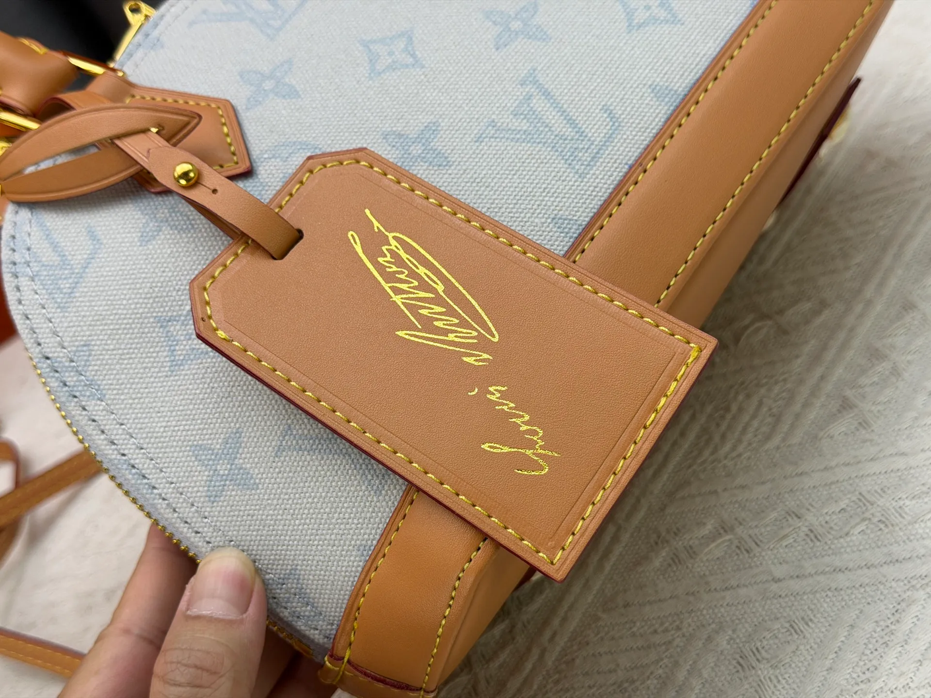 P280 [ALMA BB handbag] m27526 blue flower, M27525 rice flower, M28272 pink flower, M53152-M53151-M28272-M26084 This Alma BB handbag comes from the Travels With Grace Coddington series launched by Louis Vuitton and Grace Coddington, focusing on the fun Meowgram pattern. The canvas body is trimmed with calfskin and the fabric shoulder strap reads "Louis Vuitton" in Coddington's script. The exquisite padlocks and key cases once again prove the brand's exquisite craftsmanship.  Dimensions: 17.5 x 11.5 x 23.5 cm (height x width x length)