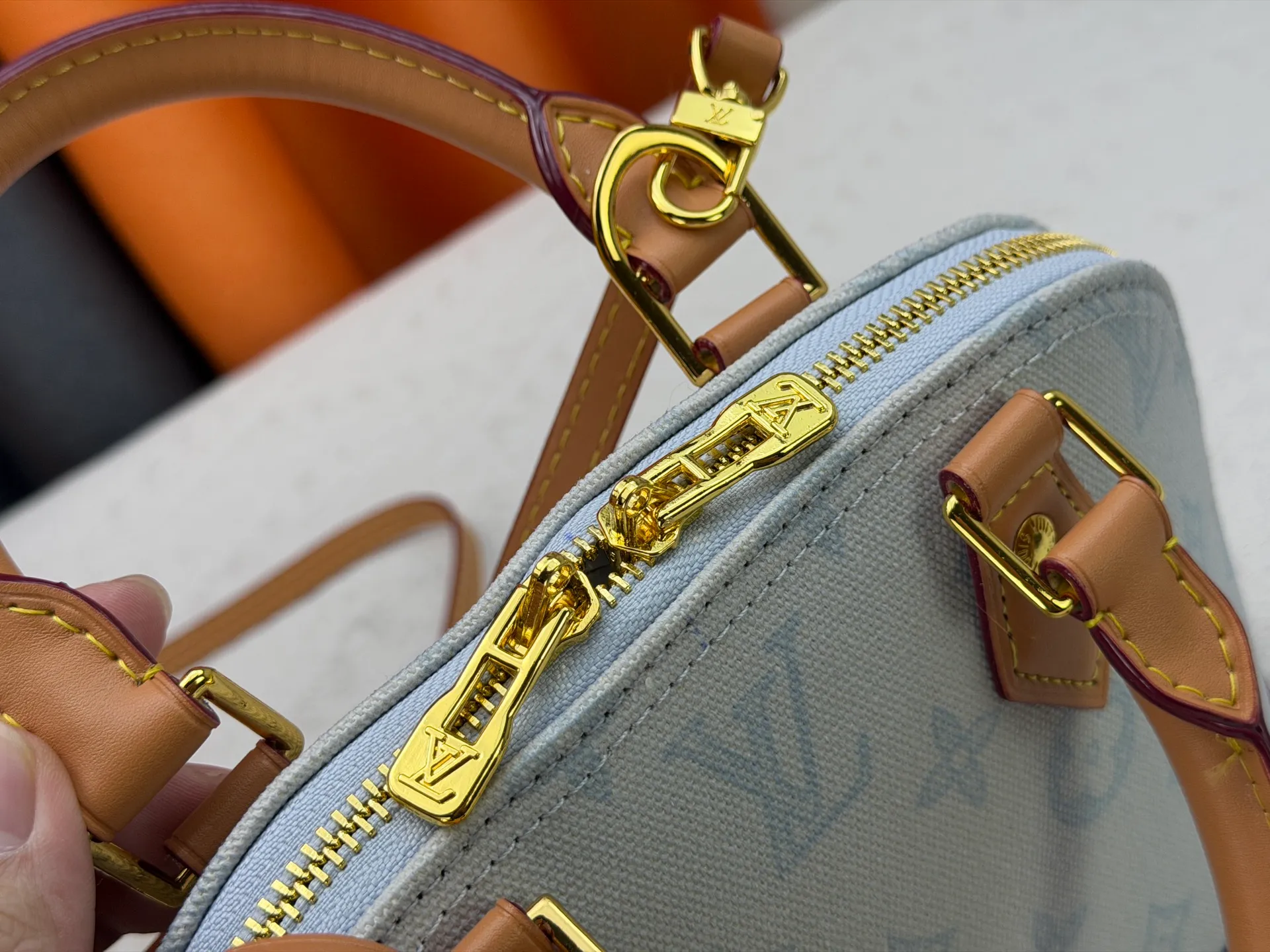 P280 [ALMA BB handbag] m27526 blue flower, M27525 rice flower, M28272 pink flower, M53152-M53151-M28272-M26084 This Alma BB handbag comes from the Travels With Grace Coddington series launched by Louis Vuitton and Grace Coddington, focusing on the fun Meowgram pattern. The canvas body is trimmed with calfskin and the fabric shoulder strap reads "Louis Vuitton" in Coddington's script. The exquisite padlocks and key cases once again prove the brand's exquisite craftsmanship.  Dimensions: 17.5 x 11.5 x 23.5 cm (height x width x length)