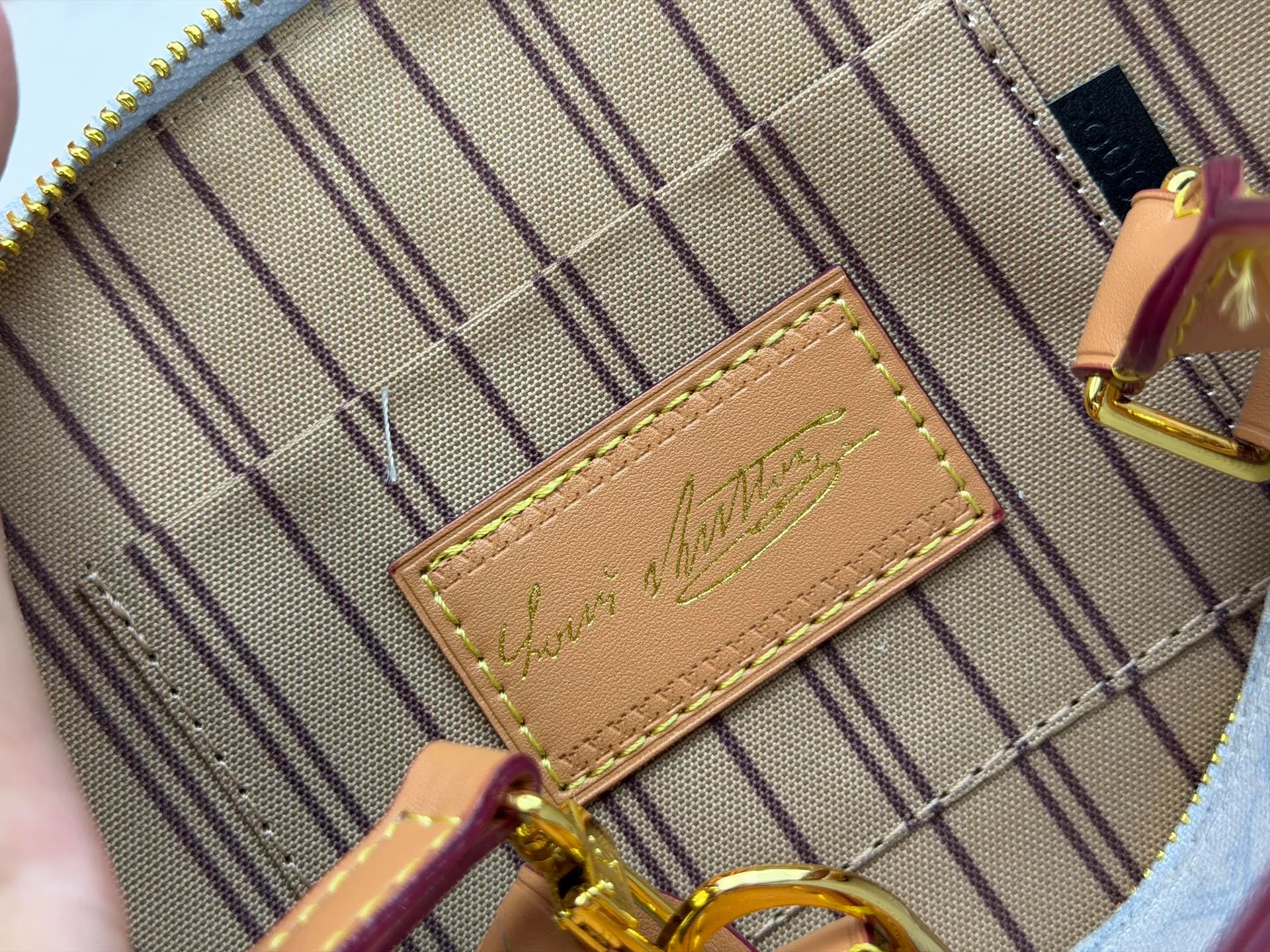 P280 [ALMA BB handbag] m27526 blue flower, M27525 rice flower, M28272 pink flower, M53152-M53151-M28272-M26084 This Alma BB handbag comes from the Travels With Grace Coddington series launched by Louis Vuitton and Grace Coddington, focusing on the fun Meowgram pattern. The canvas body is trimmed with calfskin and the fabric shoulder strap reads "Louis Vuitton" in Coddington's script. The exquisite padlocks and key cases once again prove the brand's exquisite craftsmanship.  Dimensions: 17.5 x 11.5 x 23.5 cm (height x width x length)