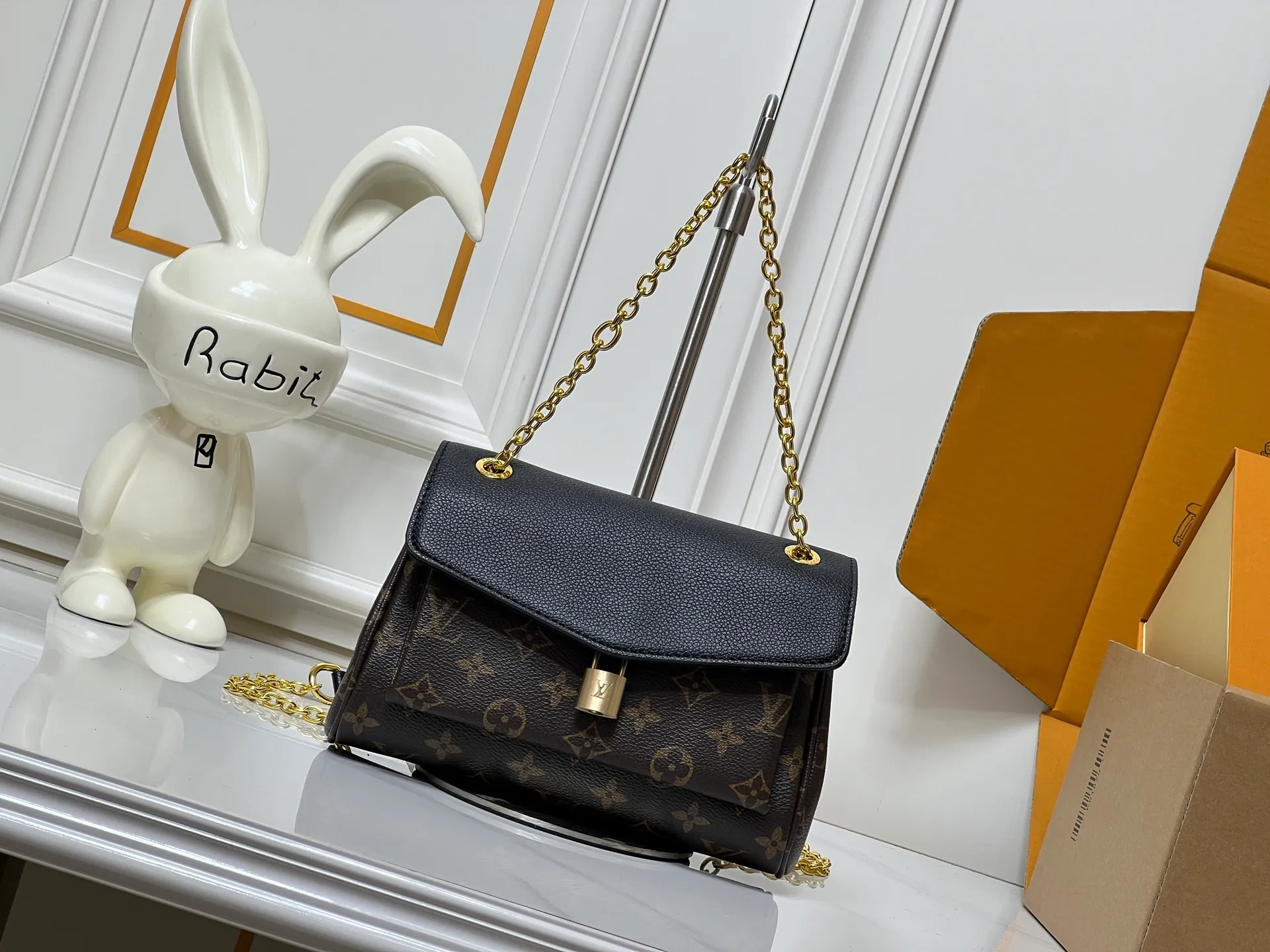 ¥300 This 𝐁𝐁 handbag is named after the exquisite and artistic Saint-Germain neighborhood in Paris. It is a stylish choice whether it is day or night. The bag is crafted from 𝐌𝐨𝐧𝐨𝐠𝐫𝐚𝐦 canvas with leather edges in a seasonal wine hue that matches the gold-toned lock – a Louis Vuitton signature design that dates back to 𝟏𝟖𝟖𝟎. The slip chain design provides a variety of matching methods, and can be worn on the shoulder. Model: M26398 Size: 𝟐𝟒 𝐱 𝟏𝟕 𝐱 𝟗 𝐜𝐦((Length 𝐱 Height 𝐱 Width)