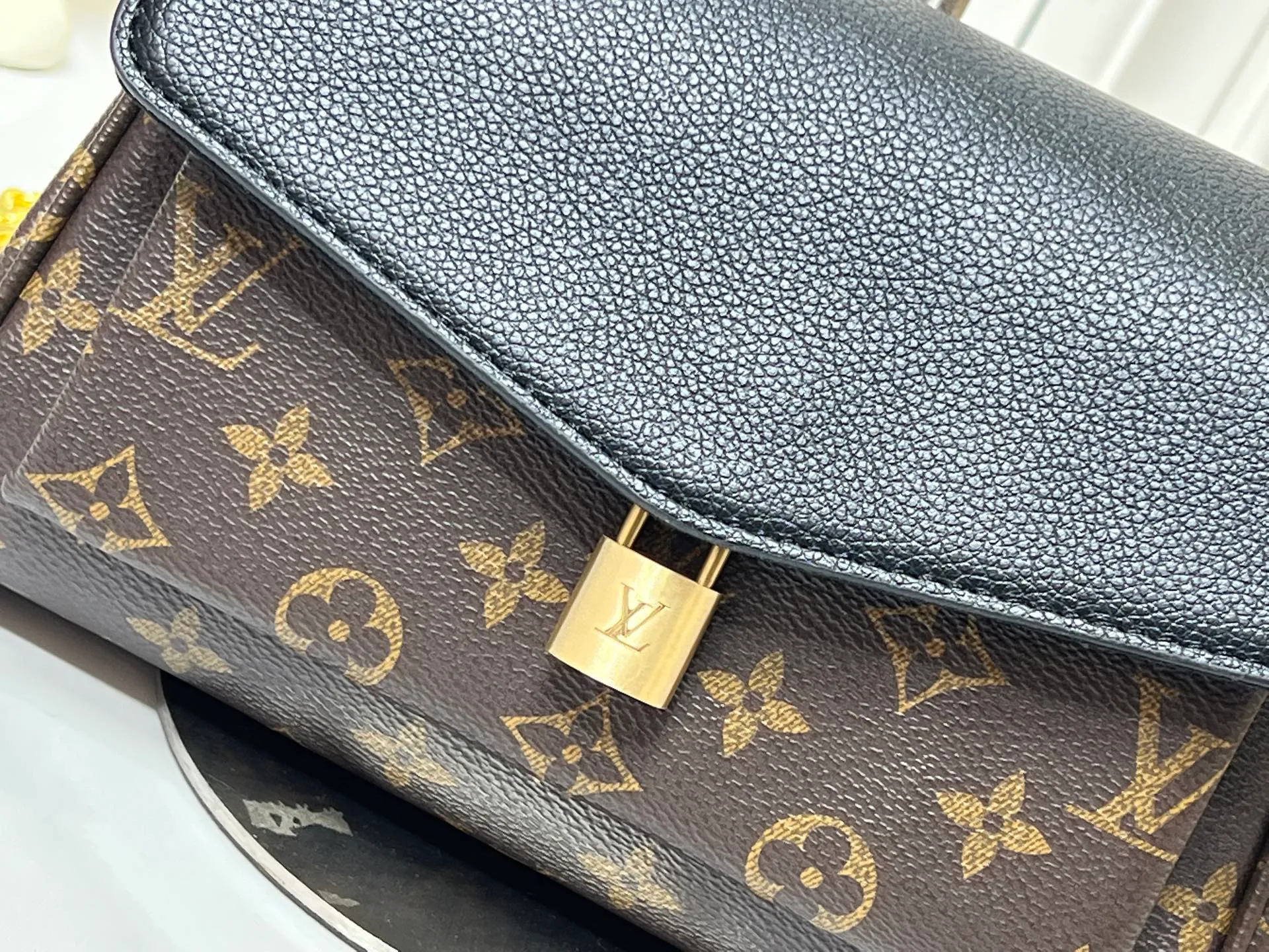 ¥300 This 𝐁𝐁 handbag is named after the exquisite and artistic Saint-Germain neighborhood in Paris. It is a stylish choice whether it is day or night. The bag is crafted from 𝐌𝐨𝐧𝐨𝐠𝐫𝐚𝐦 canvas with leather edges in a seasonal wine hue that matches the gold-toned lock – a Louis Vuitton signature design that dates back to 𝟏𝟖𝟖𝟎. The slip chain design provides a variety of matching methods, and can be worn on the shoulder. Model: M26398 Size: 𝟐𝟒 𝐱 𝟏𝟕 𝐱 𝟗 𝐜𝐦((Length 𝐱 Height 𝐱 Width)