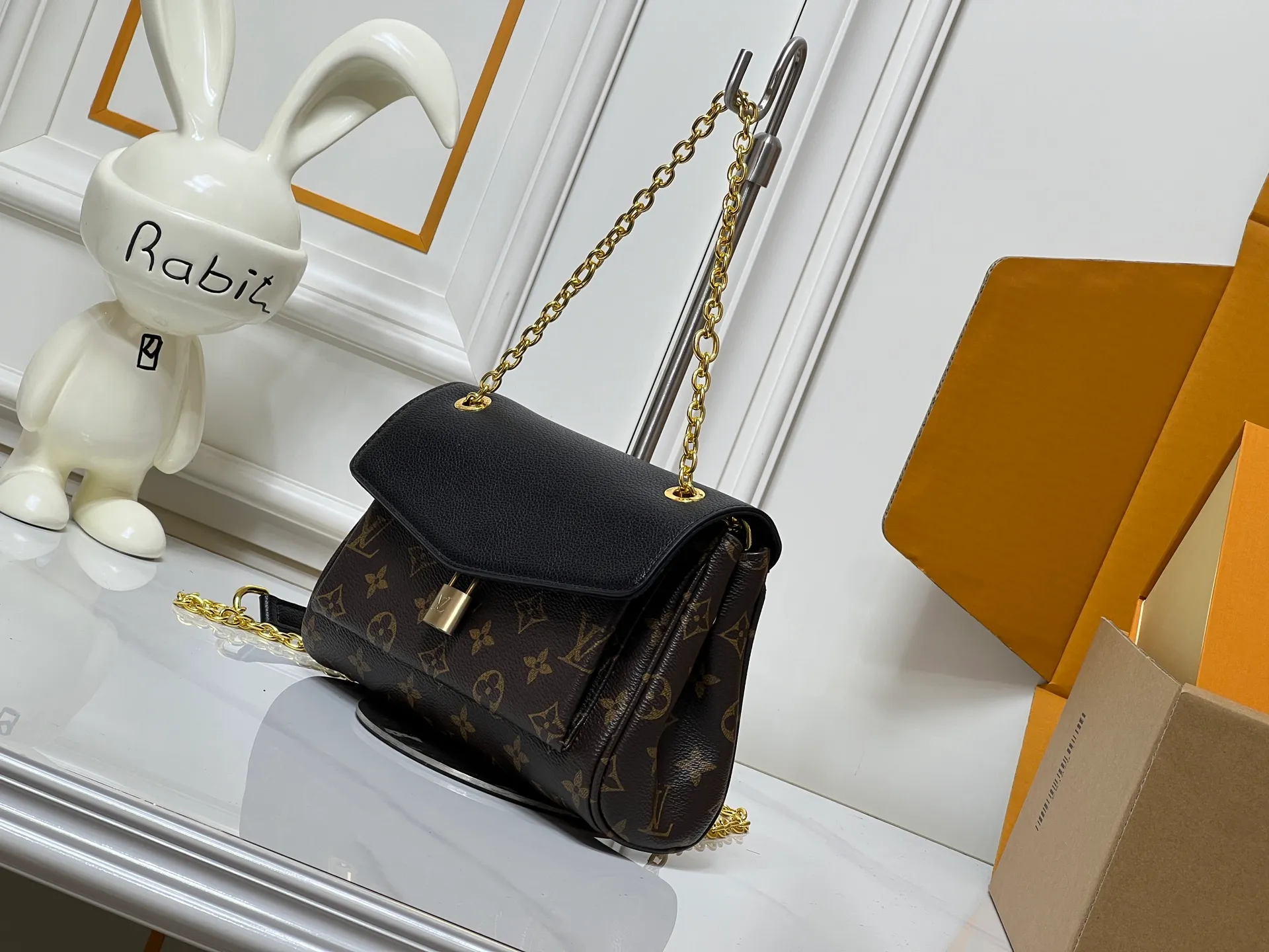 ¥300 This 𝐁𝐁 handbag is named after the exquisite and artistic Saint-Germain neighborhood in Paris. It is a stylish choice whether it is day or night. The bag is crafted from 𝐌𝐨𝐧𝐨𝐠𝐫𝐚𝐦 canvas with leather edges in a seasonal wine hue that matches the gold-toned lock – a Louis Vuitton signature design that dates back to 𝟏𝟖𝟖𝟎. The slip chain design provides a variety of matching methods, and can be worn on the shoulder. Model: M26398 Size: 𝟐𝟒 𝐱 𝟏𝟕 𝐱 𝟗 𝐜𝐦((Length 𝐱 Height 𝐱 Width)