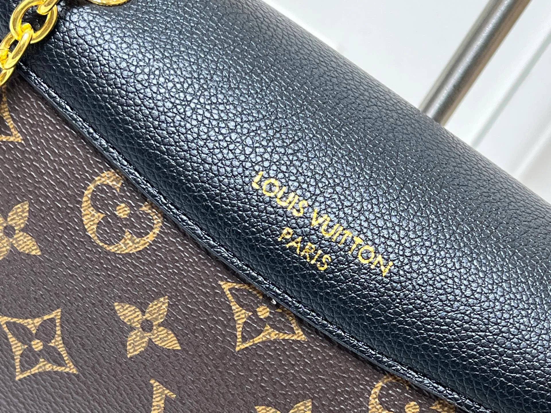 ¥300 This 𝐁𝐁 handbag is named after the exquisite and artistic Saint-Germain neighborhood in Paris. It is a stylish choice whether it is day or night. The bag is crafted from 𝐌𝐨𝐧𝐨𝐠𝐫𝐚𝐦 canvas with leather edges in a seasonal wine hue that matches the gold-toned lock – a Louis Vuitton signature design that dates back to 𝟏𝟖𝟖𝟎. The slip chain design provides a variety of matching methods, and can be worn on the shoulder. Model: M26398 Size: 𝟐𝟒 𝐱 𝟏𝟕 𝐱 𝟗 𝐜𝐦((Length 𝐱 Height 𝐱 Width)