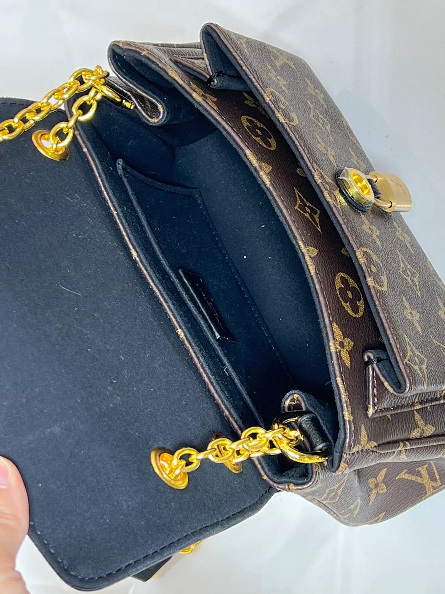 ¥300 This 𝐁𝐁 handbag is named after the exquisite and artistic Saint-Germain neighborhood in Paris. It is a stylish choice whether it is day or night. The bag is crafted from 𝐌𝐨𝐧𝐨𝐠𝐫𝐚𝐦 canvas with leather edges in a seasonal wine hue that matches the gold-toned lock – a Louis Vuitton signature design that dates back to 𝟏𝟖𝟖𝟎. The slip chain design provides a variety of matching methods, and can be worn on the shoulder. Model: M26398 Size: 𝟐𝟒 𝐱 𝟏𝟕 𝐱 𝟗 𝐜𝐦((Length 𝐱 Height 𝐱 Width)