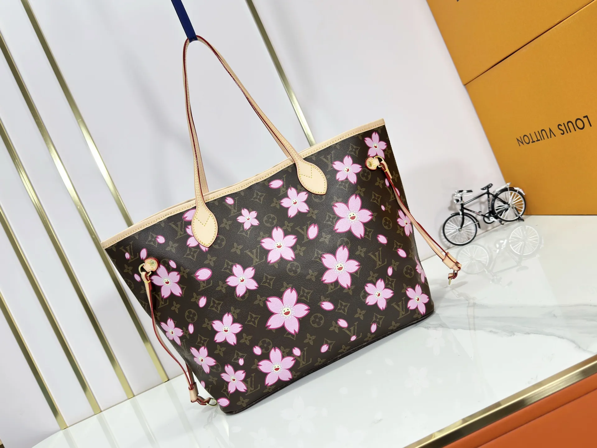 P240 Upgraded original M40995 M17088 Murakami Takashi Old Flower Sakura 🌸The legendary Neverfull medium handbag: always able to meet your various needs for handbags. It has a large capacity but is not bulky. It is stiff and soft to the touch, making it suitable for home and travel. Tighten the side ties and it instantly transforms into a stylish urban handbag. Loosen the straps and it transforms into a chic and practical handbag. The slender leather handle can be carried over the shoulder or between the arms. The model shown here is made of Damier Azur canvas. Size: 31x28x14cm